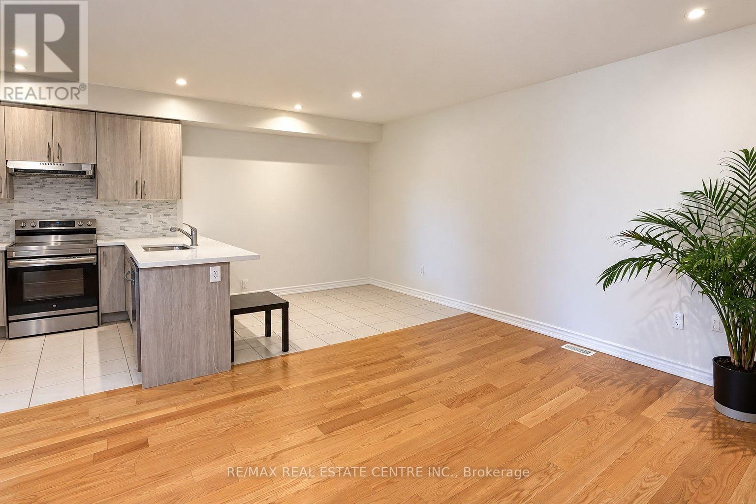 62 Hashmi Place, Brampton, Ontario L6Y 6K1 - Photo 5 - W13862784