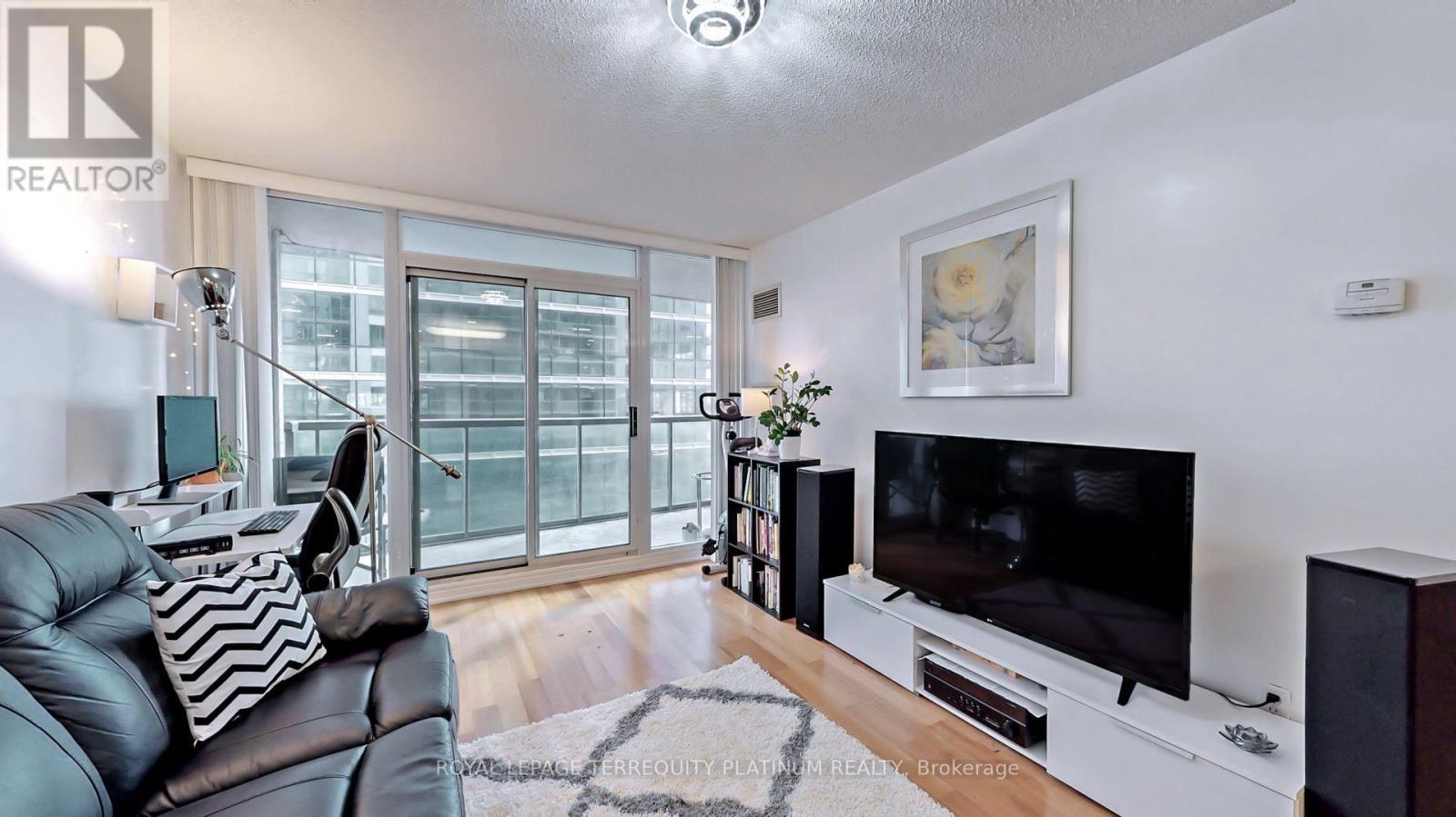 1907 - 30 Grand Trunk Crescent, Toronto, Ontario  M5J 3A4 - Photo 4 - C13864552