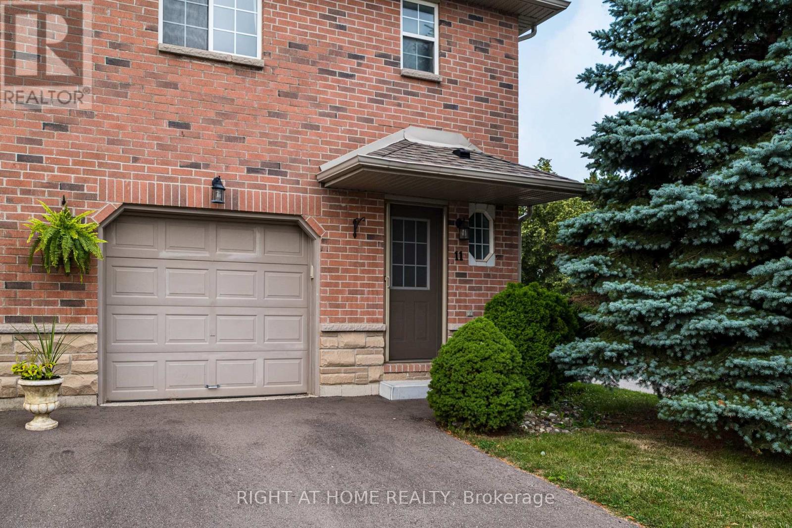 11 - 39 PINEWOODS DRIVE, Hamilton, Ontario