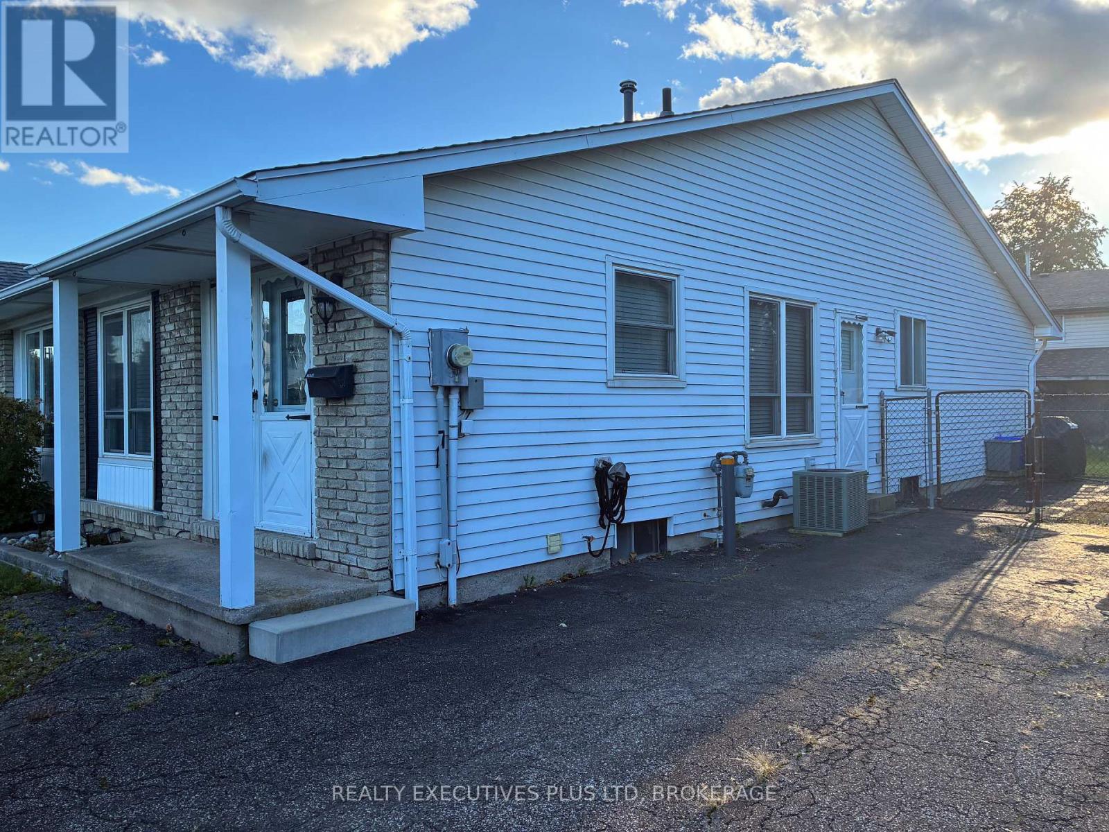 94 Carriage Road, St. Catharines, Ontario  L2P 3S8 - Photo 2 - X13864780