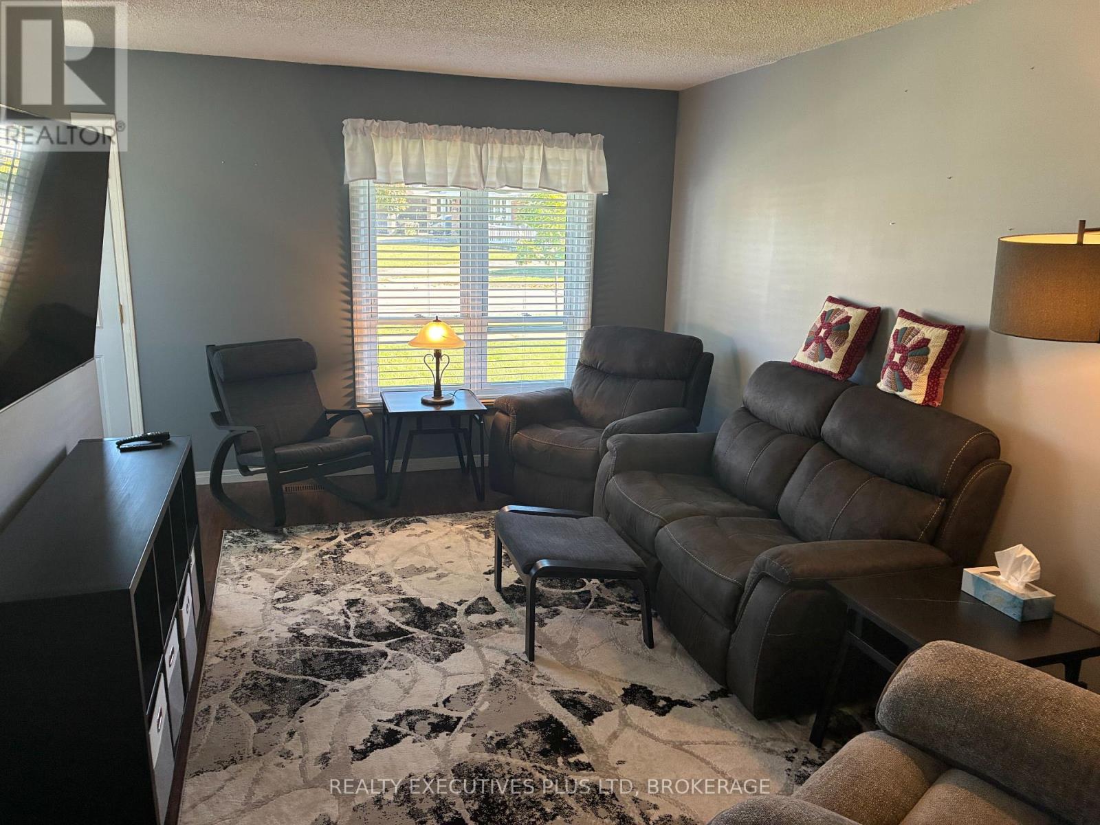 94 Carriage Road, St. Catharines, Ontario  L2P 3S8 - Photo 4 - X13864780