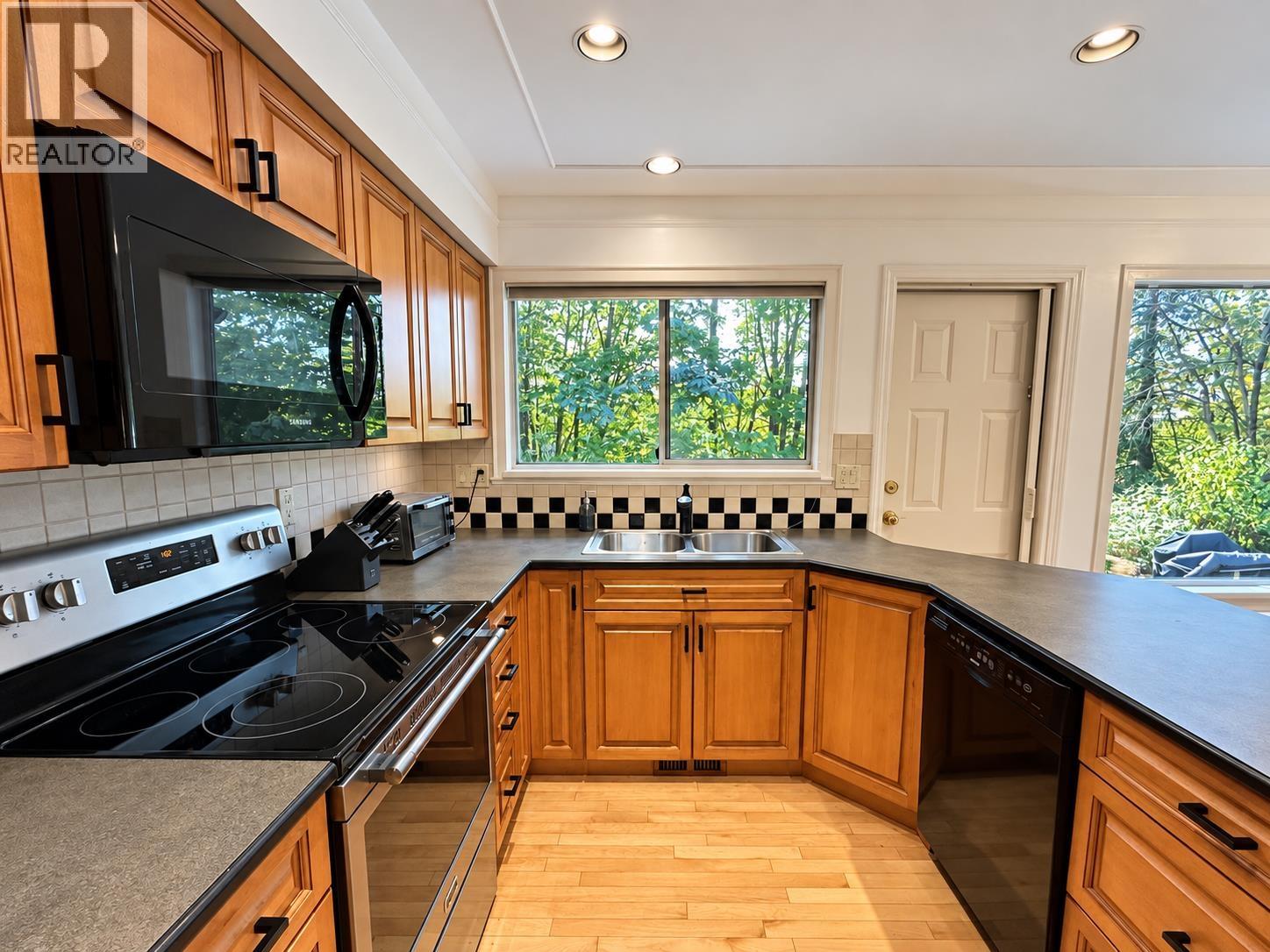 175 1140 CASTLE CRESCENT