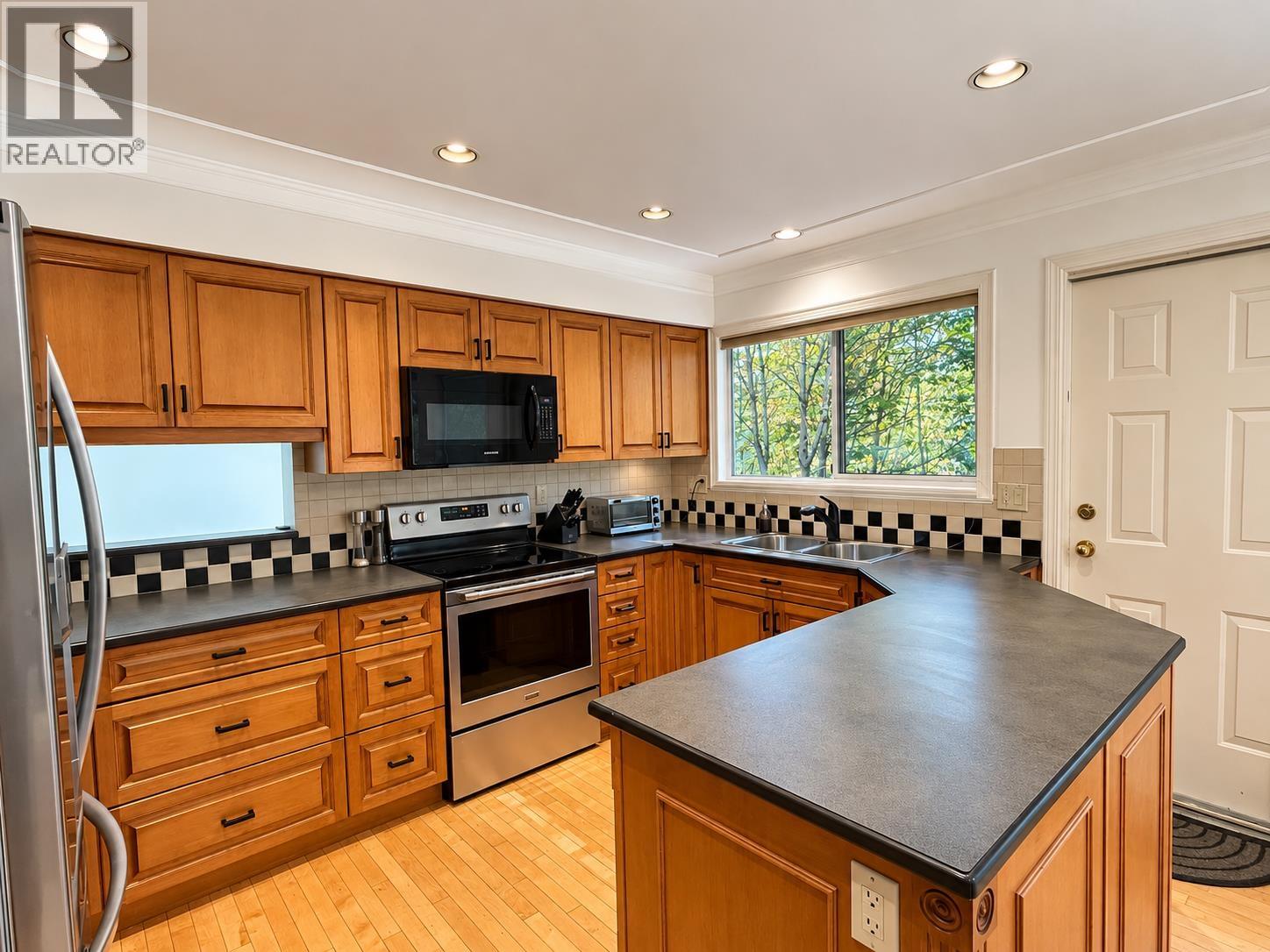 175 1140 CASTLE CRESCENT