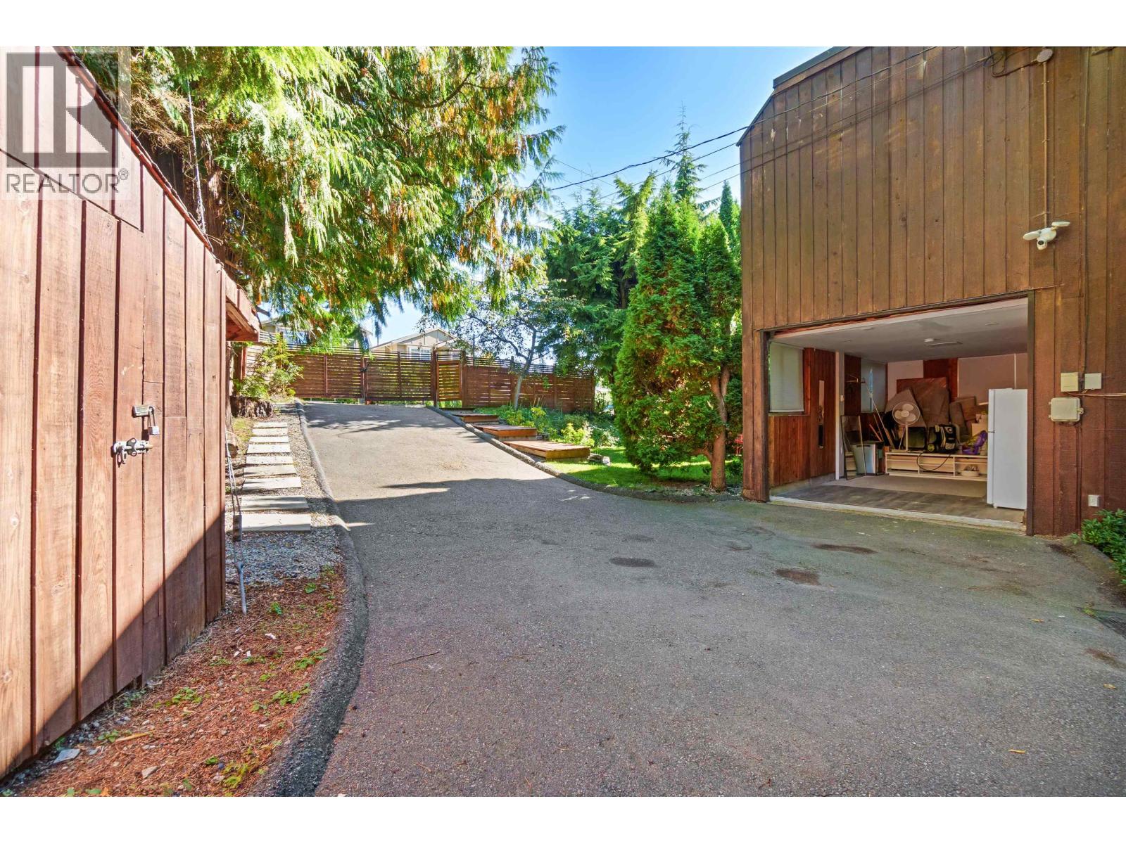 2069 WESTVIEW DRIVE