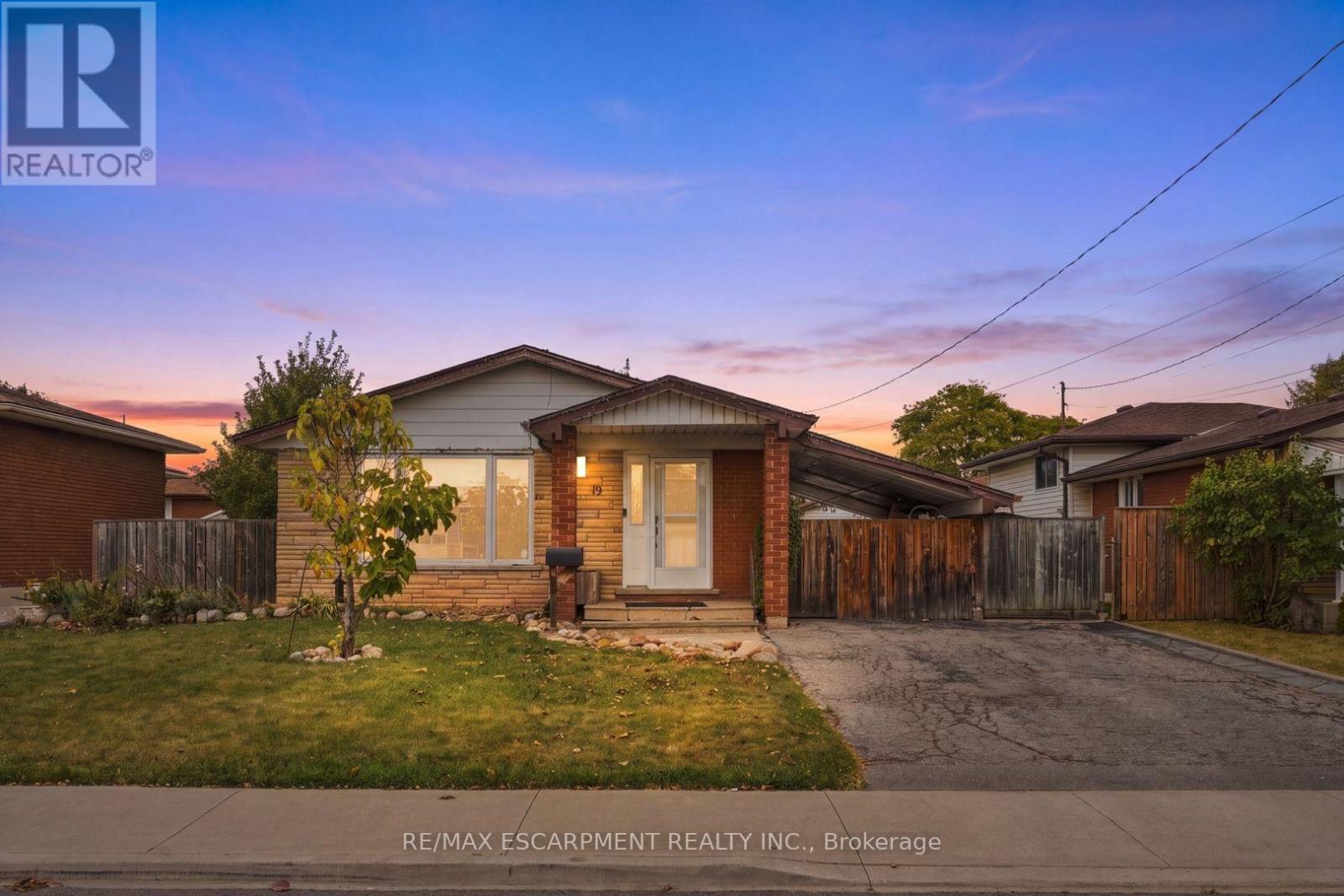 19 ELLINGWOOD AVENUE, Hamilton, Ontario