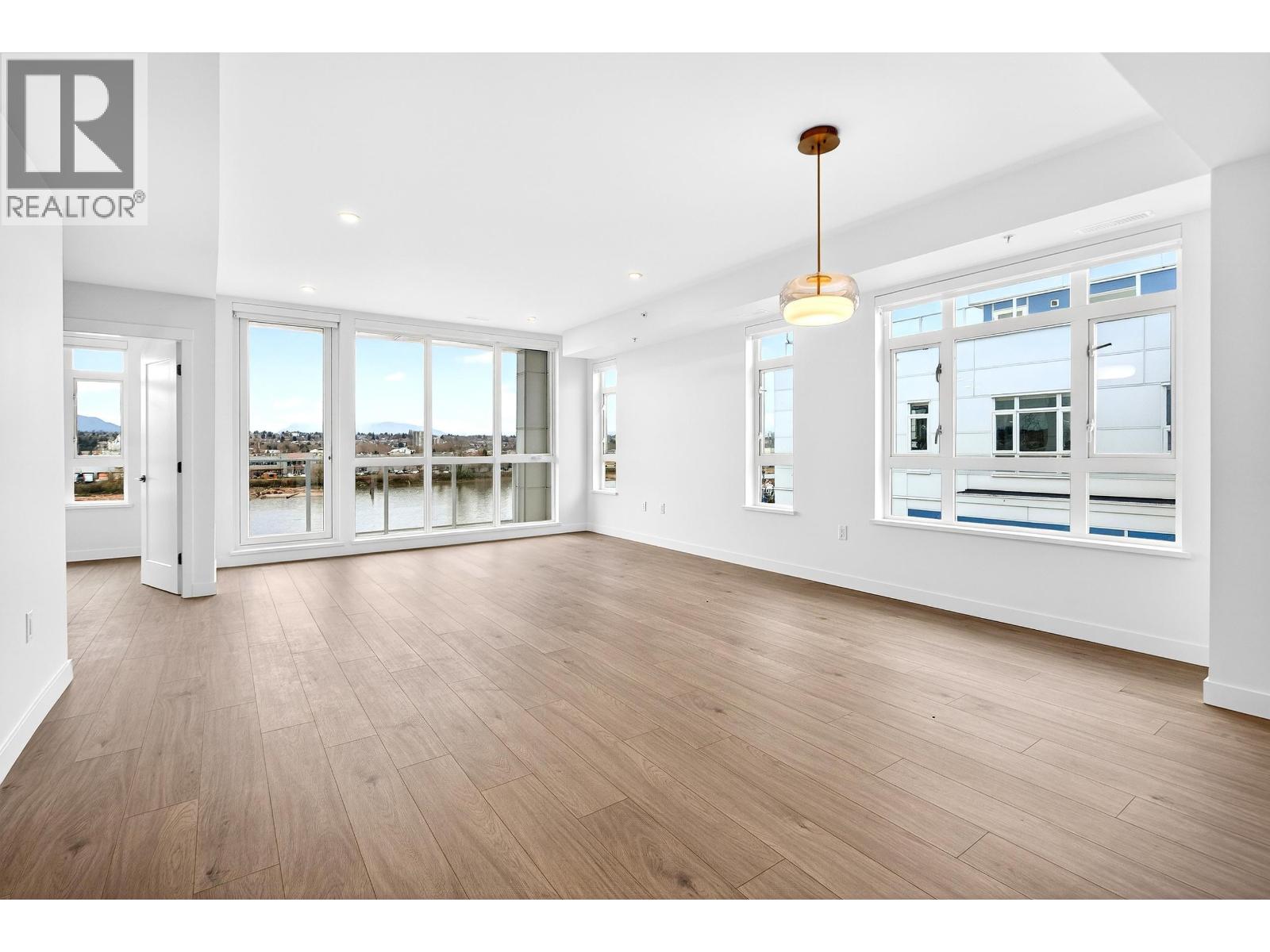 76 10333 RIVER DRIVE