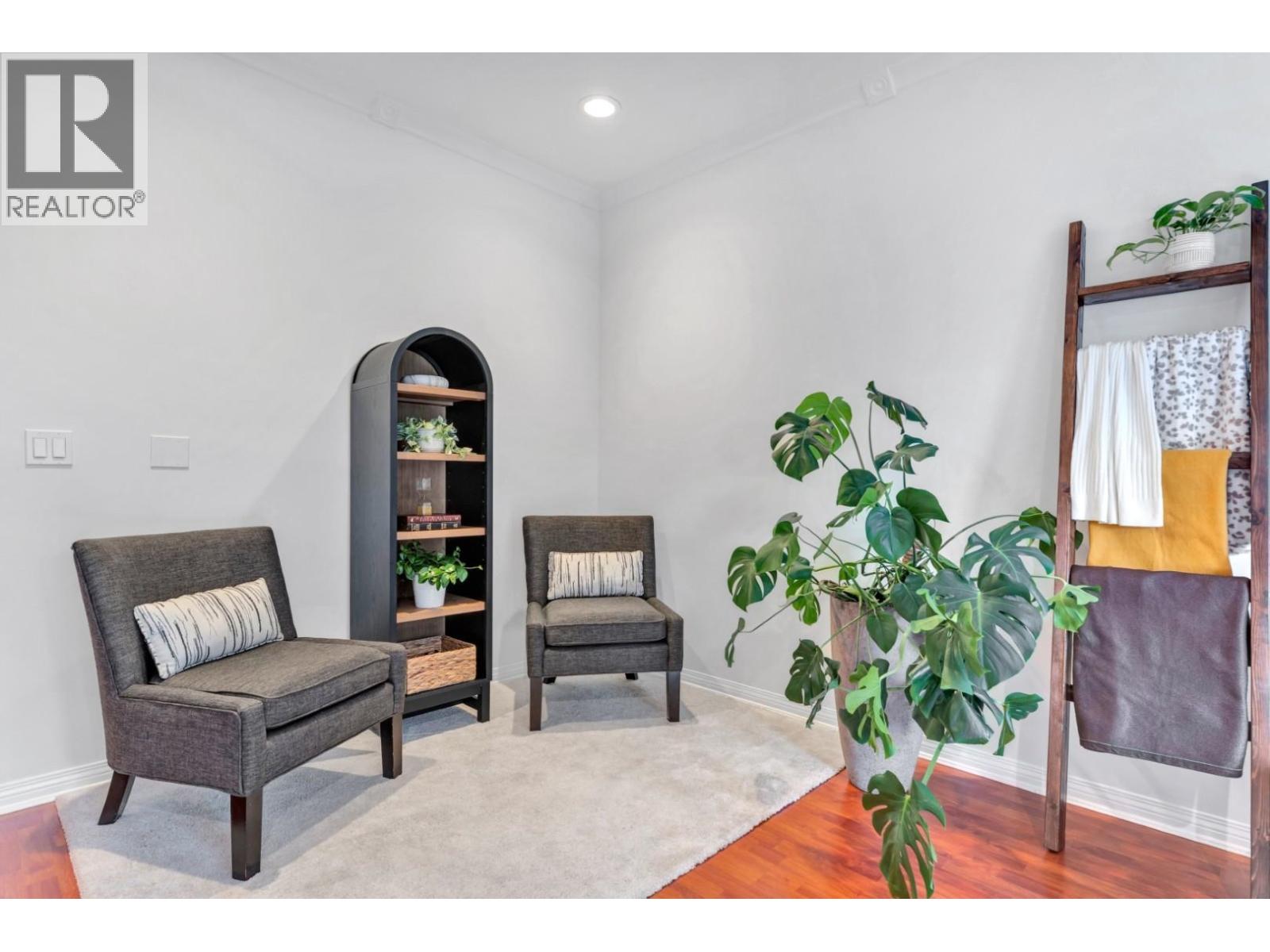 142 1055 RIVERWOOD GATE