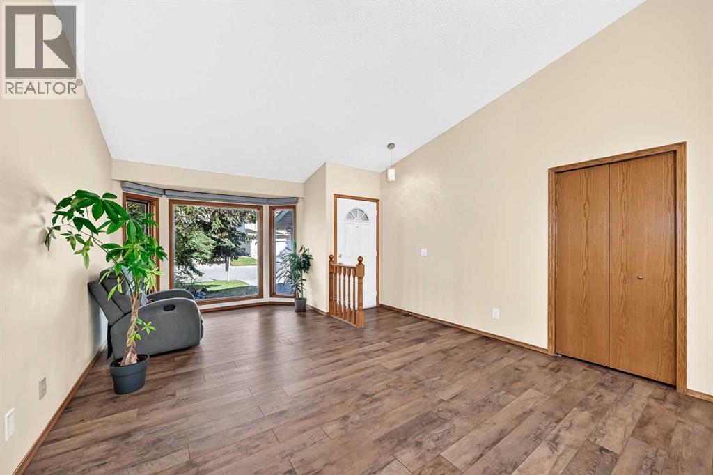 144 Hawkdale Close NW, Calgary, Alberta  T3G 2Z9 - Photo 5 - A2349076
