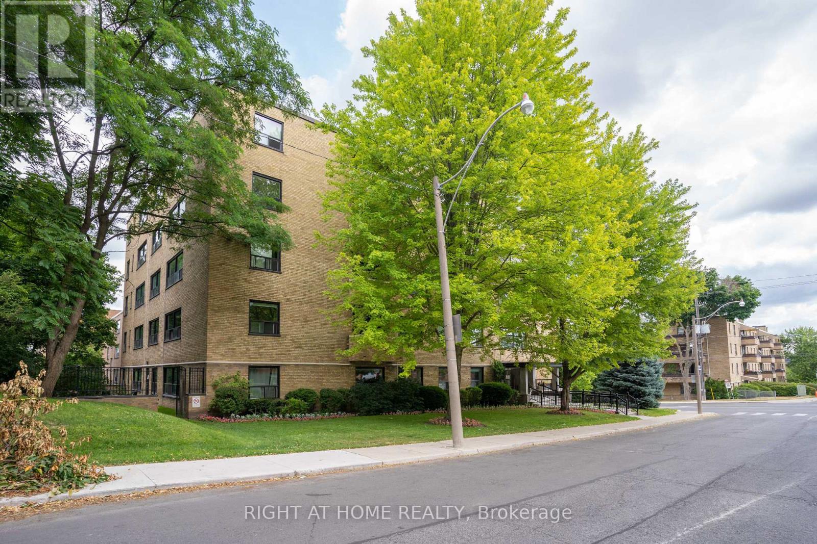502 - 2 Ridelle Avenue, Toronto, Ontario M6B 1H4 - Photo 2 - C13865168