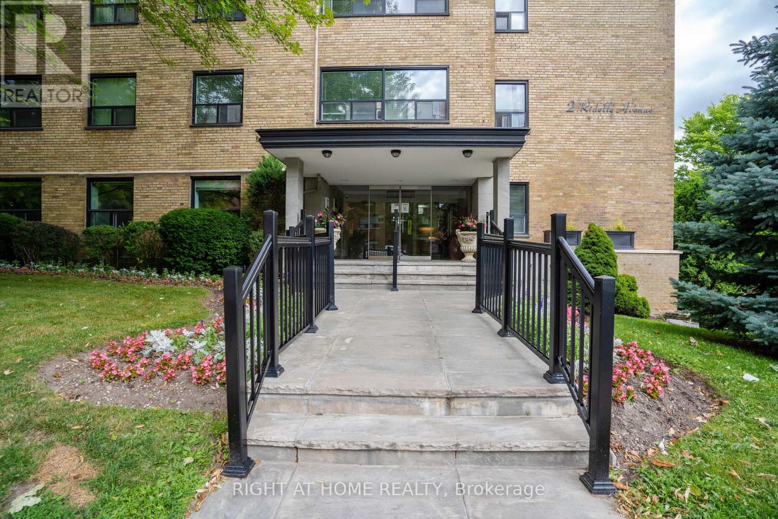 502 - 2 Ridelle Avenue, Toronto, Ontario M6B 1H4 - Photo 3 - C13865168