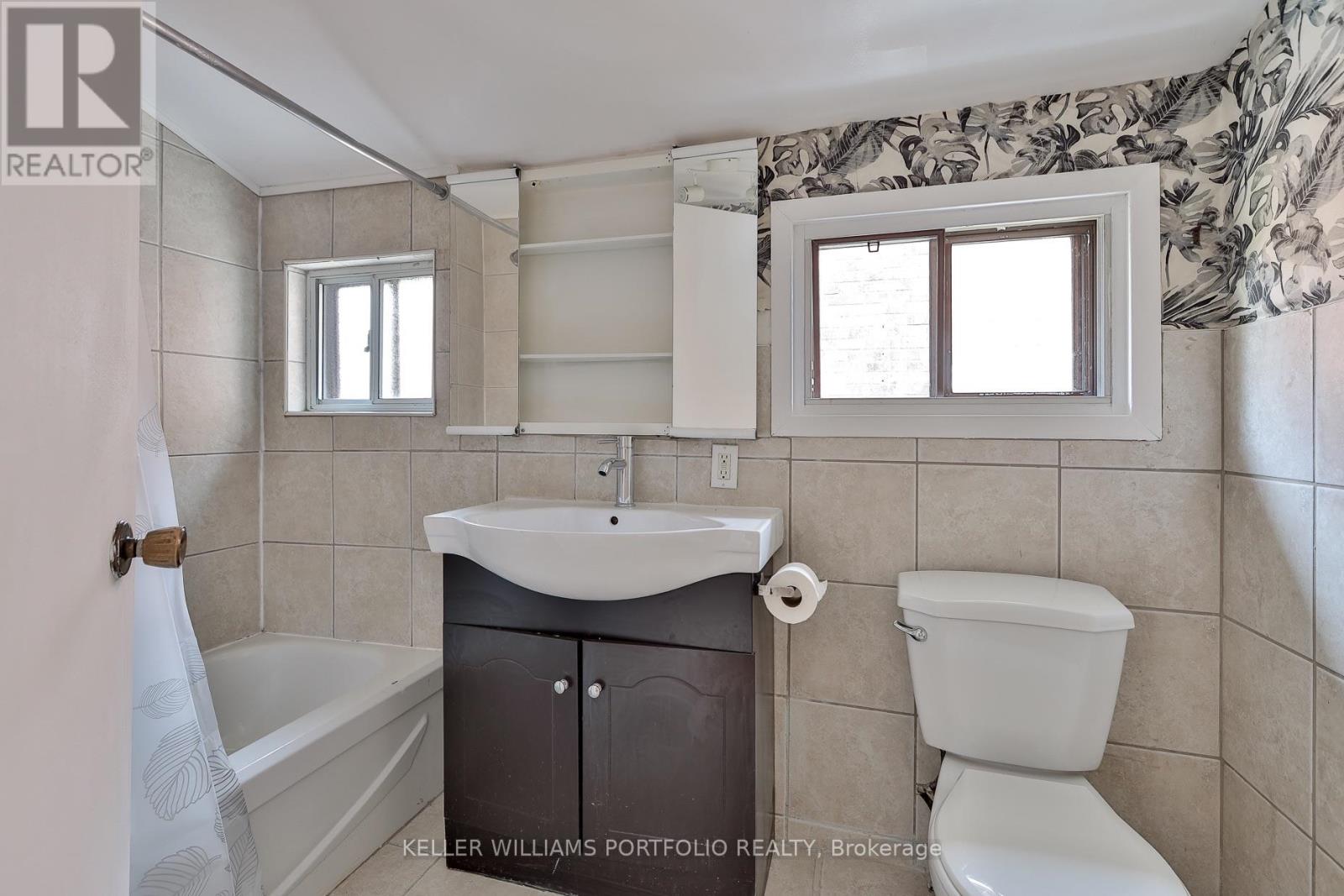 106 Clovelly Avenue, Toronto, Ontario  M6E 2E6 - Photo 12 - C13865170