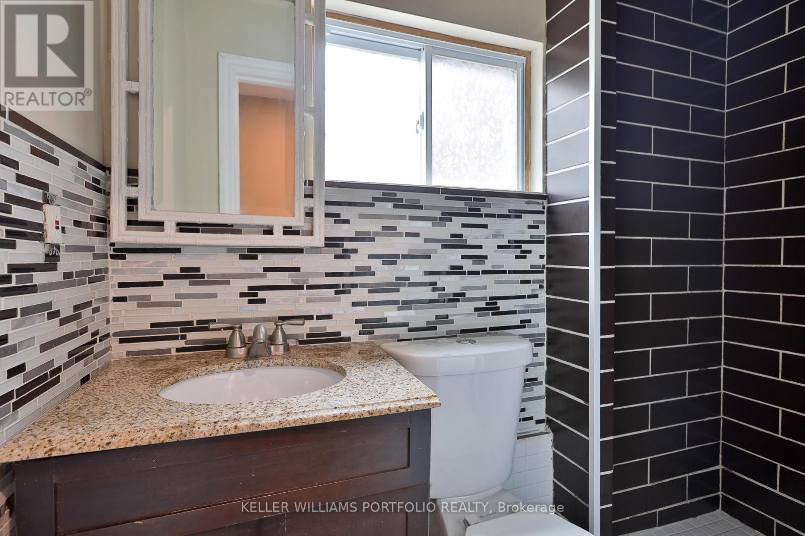 106 Clovelly Avenue, Toronto, Ontario  M6E 2E6 - Photo 18 - C13865170