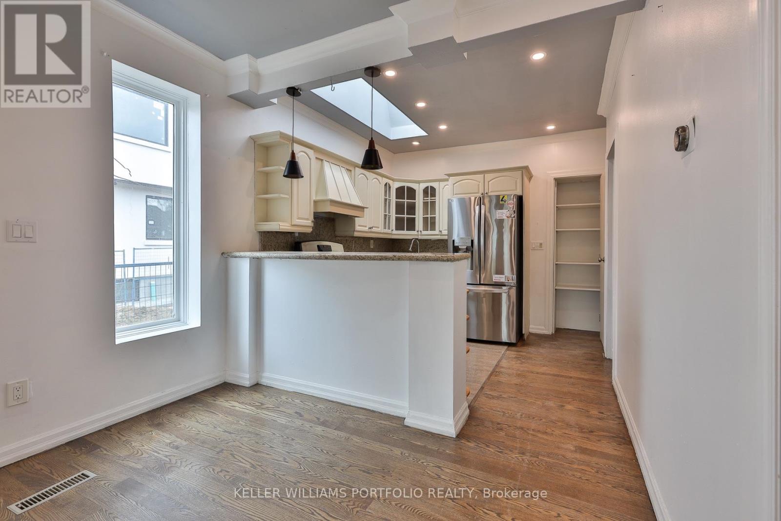 106 Clovelly Avenue, Toronto, Ontario  M6E 2E6 - Photo 4 - C13865170