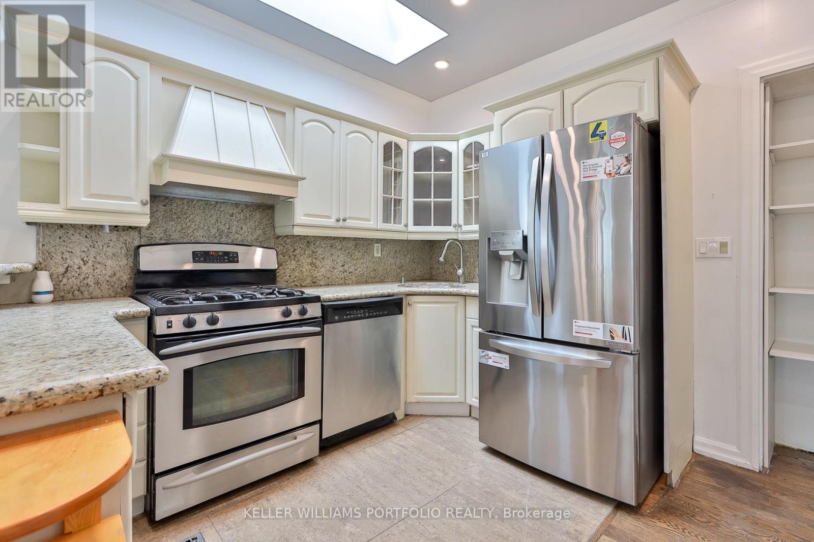 106 Clovelly Avenue, Toronto, Ontario  M6E 2E6 - Photo 5 - C13865170