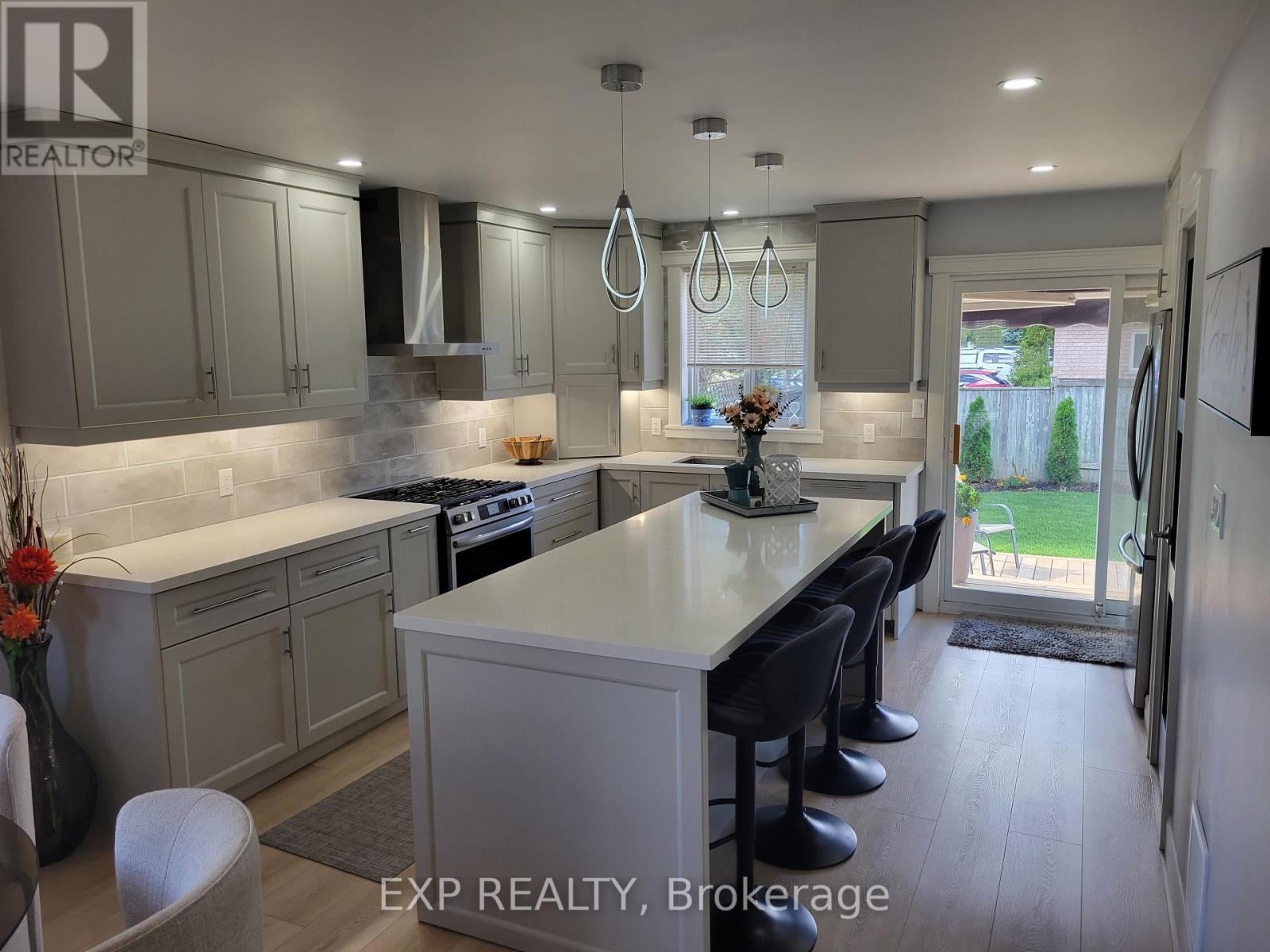 74 Buchanan Street, Barrie, Ontario  L4M 6B7 - Photo 4 - S13865176