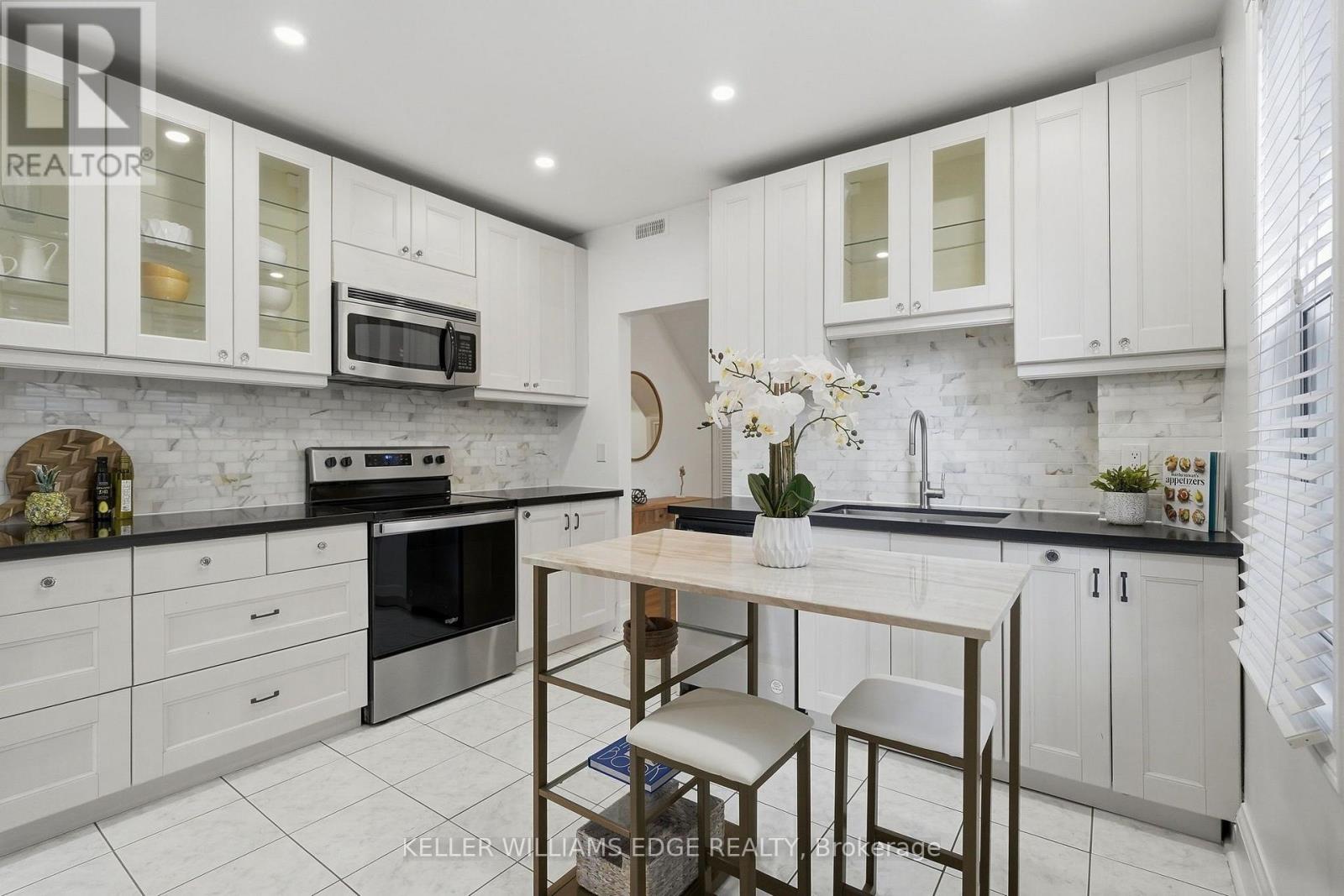 28 Conway Avenue, Toronto, Ontario  M6E 1H2 - Photo 15 - C13865252