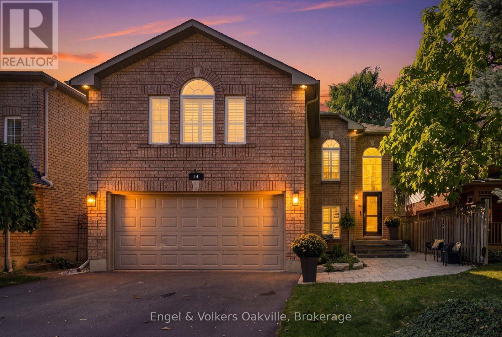 44 KEEWAYDIN STREET, Hamilton, Ontario