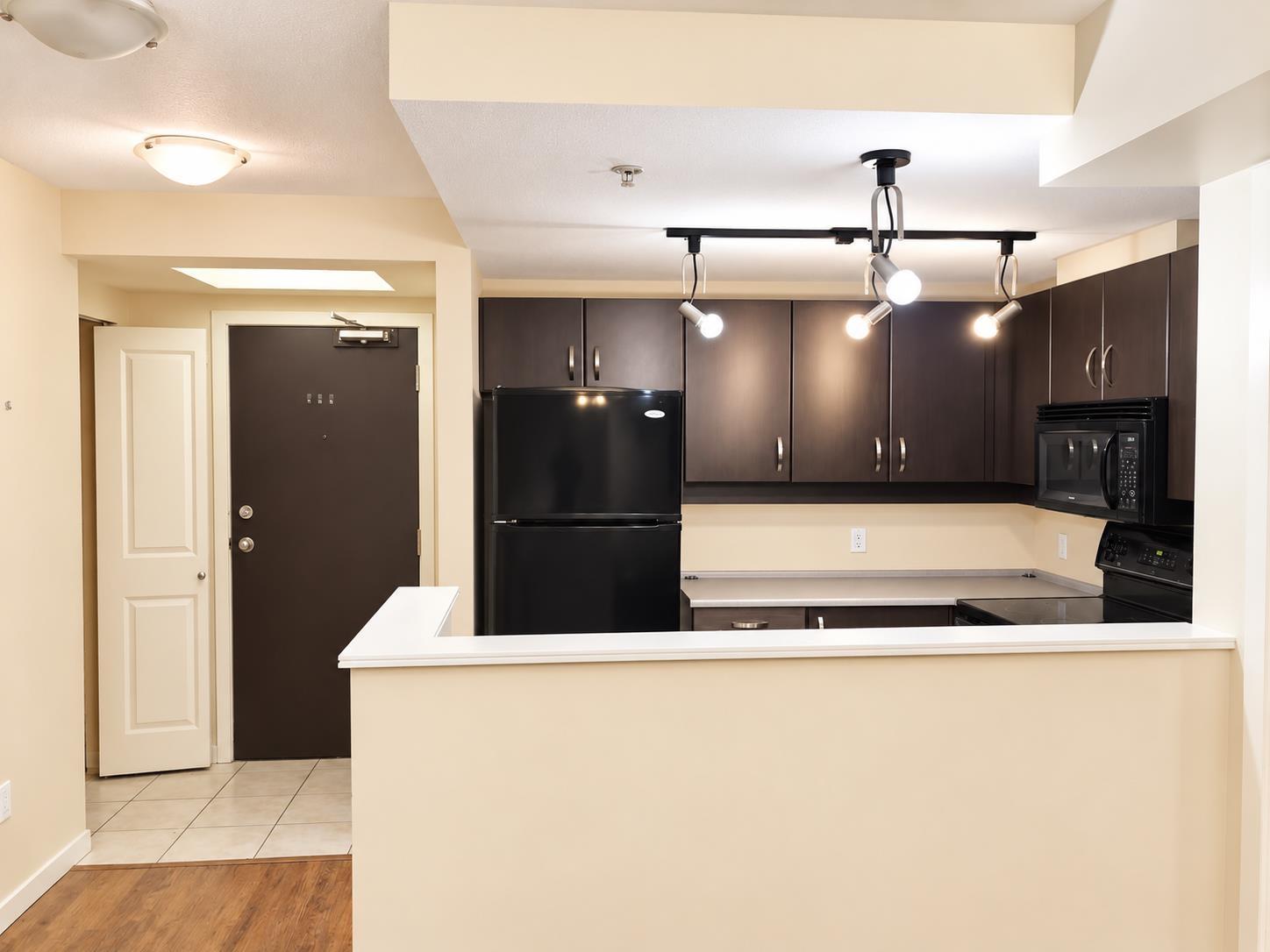 3f 10866 City Parkway, Surrey, British Columbia  V3T 5W9 - Photo 2 - R3170272
