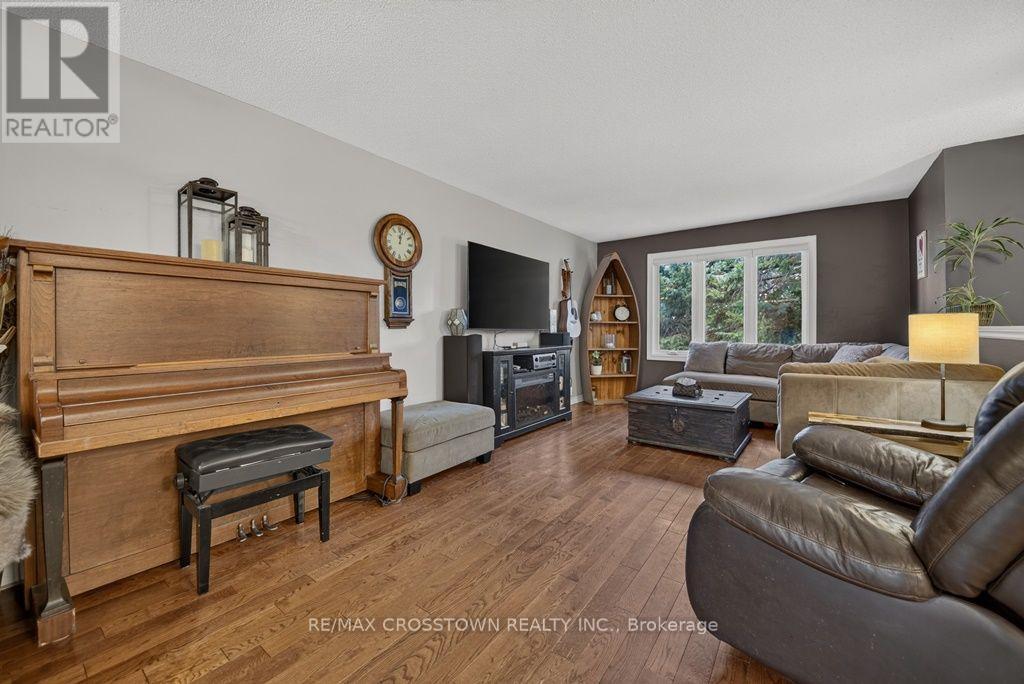 29 Brennan Avenue, Barrie (South Shore), Ontario  L4N 3X2 - Photo 4 - S13865304
