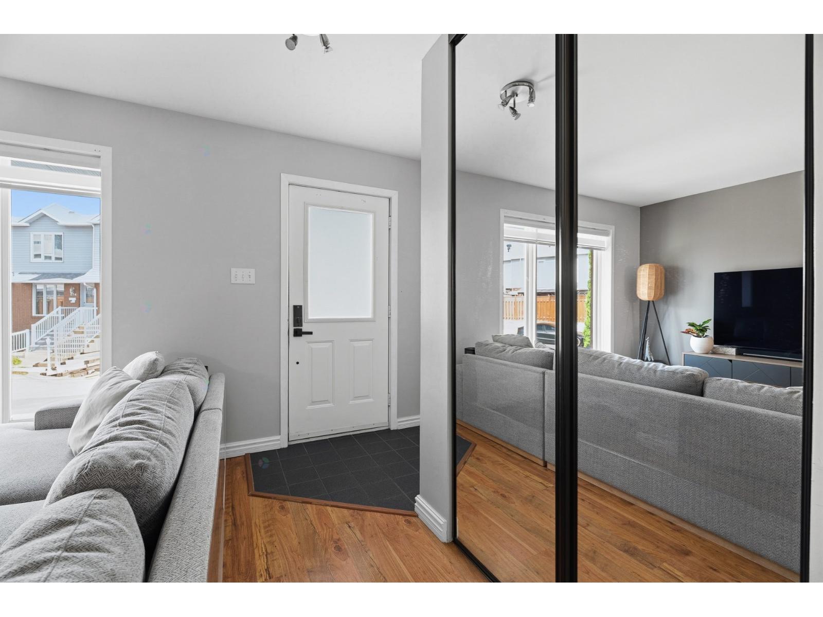 696 Rue Le Moyne Saint-Jean-sur-Richelieu Quebec Canada J3A1X9 5