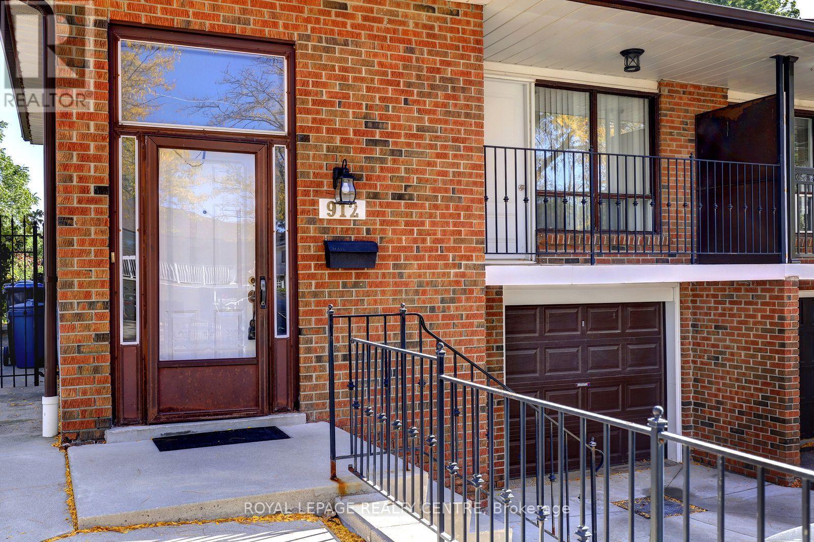 912 Blairholm Avenue, Mississauga, Ontario  L5C 1G4 - Photo 2 - W13865692