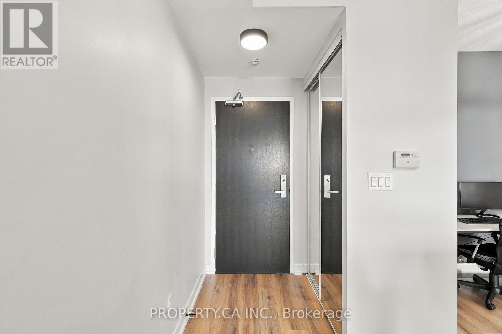 2029 - 165 Legion Road N, Toronto, Ontario  M8Y 0B3 - Photo 3 - W13865768