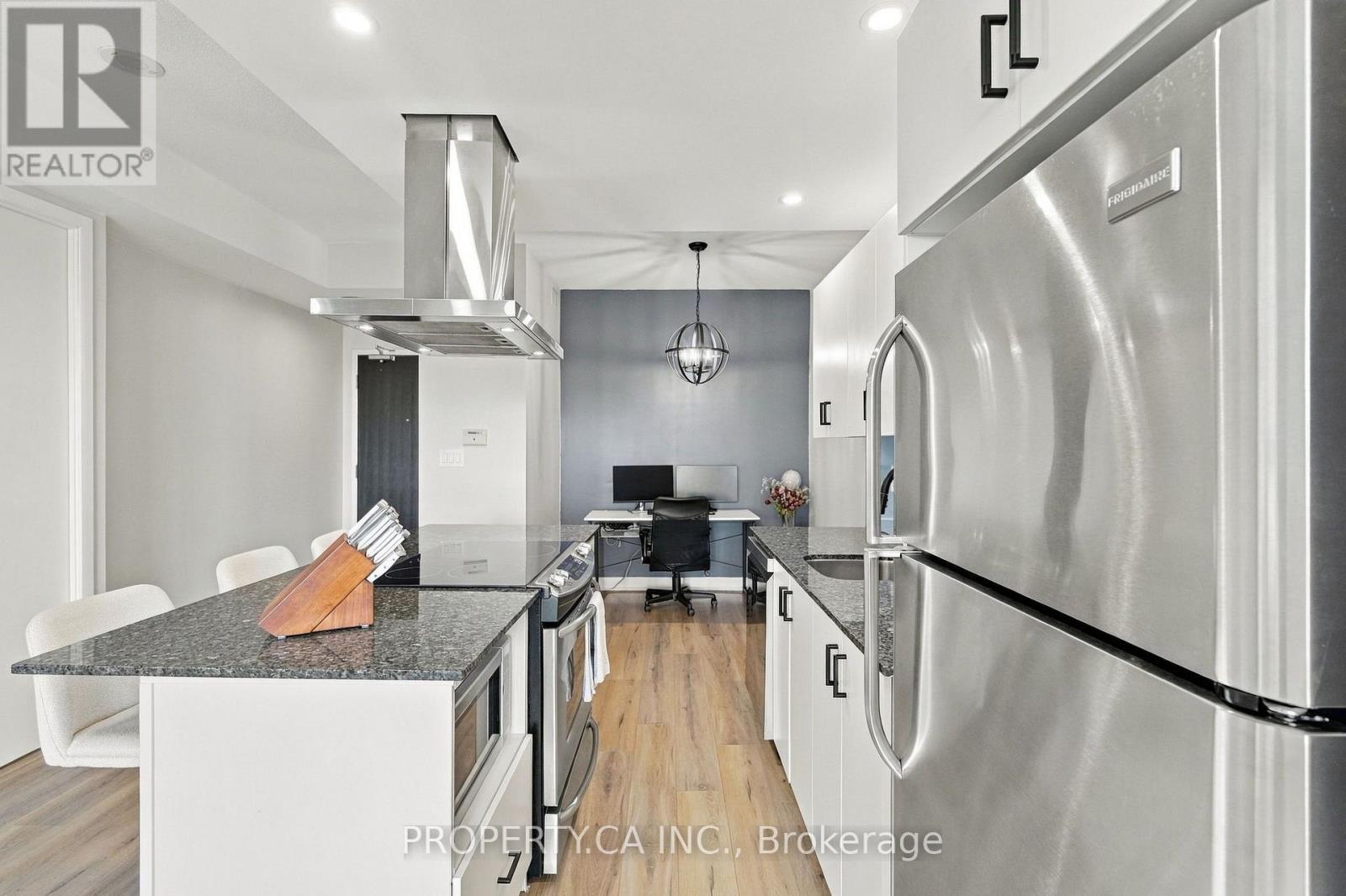 2029 - 165 Legion Road N, Toronto, Ontario  M8Y 0B3 - Photo 4 - W13865768