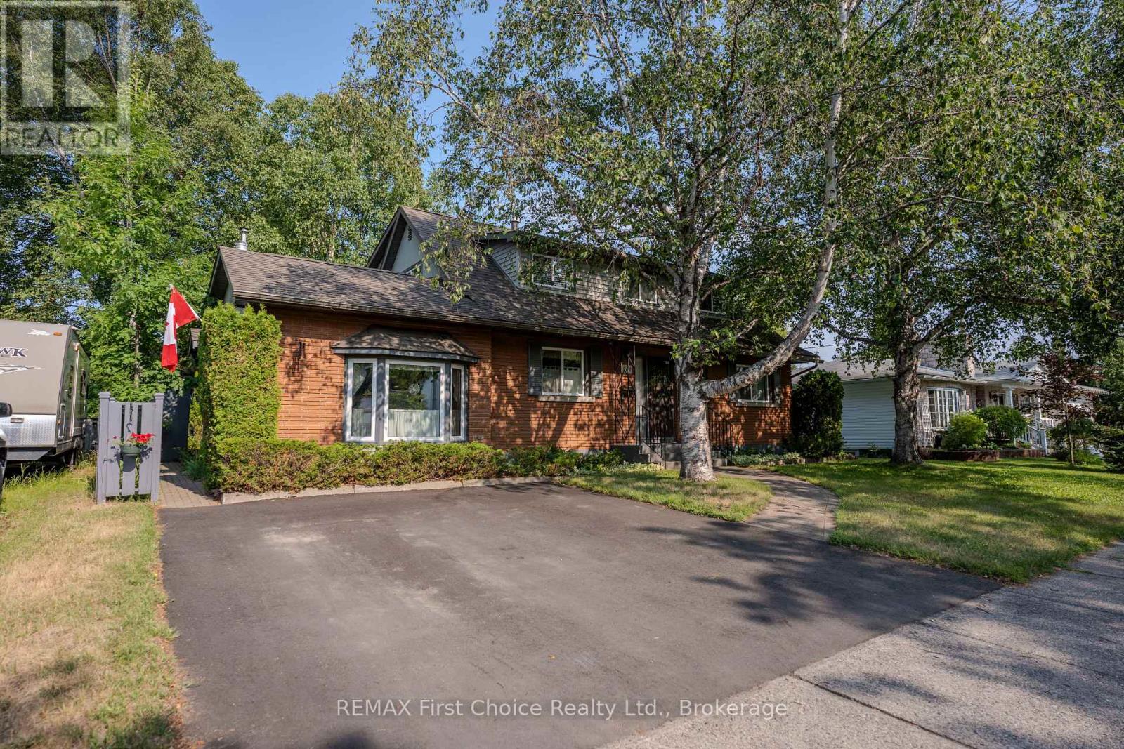 160 WHALEN STREET, Thunder Bay, Ontario