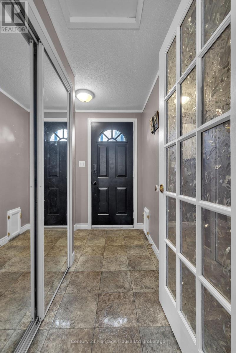 921 Lincoln Drive, Woodstock, Ontario  N4S 2N2 - Photo 3 - X13865936