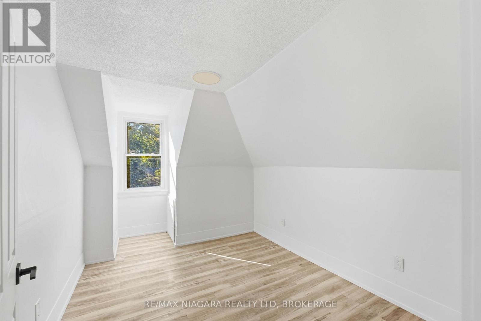 Upper - 34 Haig Street, St. Catharines, Ontario  L2R 6K8 - Photo 7 - X13866120