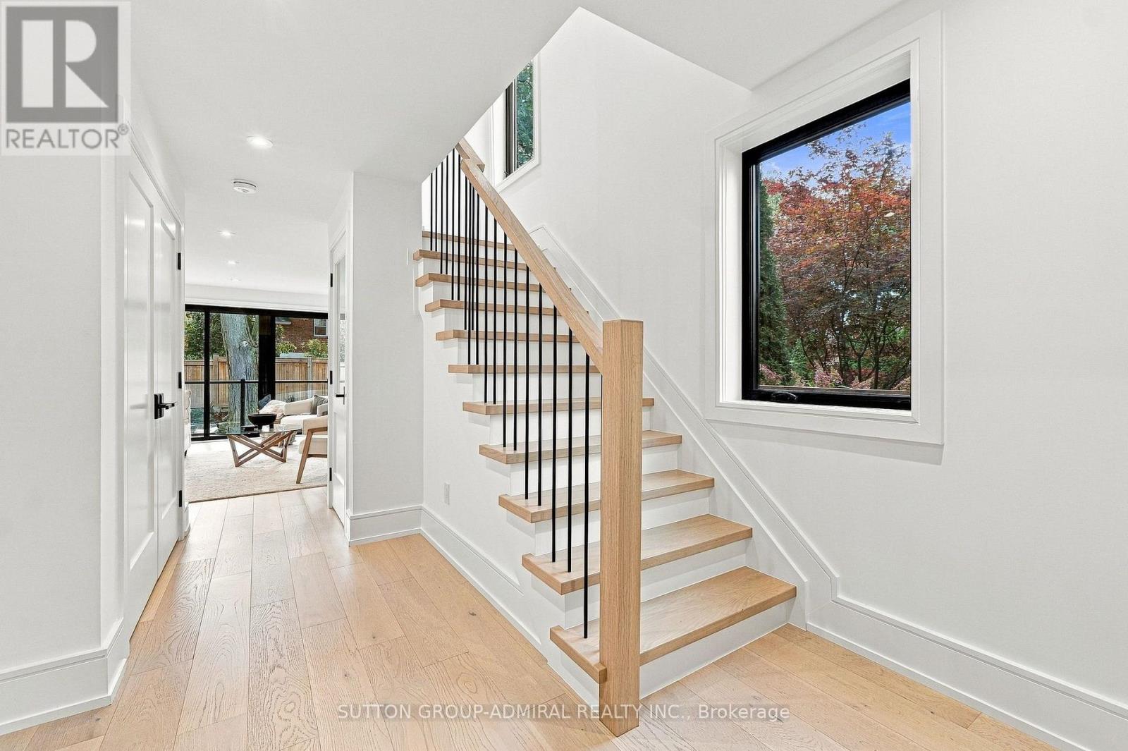 37 GLENELLEN DRIVE E Toronto (Stonegate-Queensway) Ontario Canada M8Y2G4 2