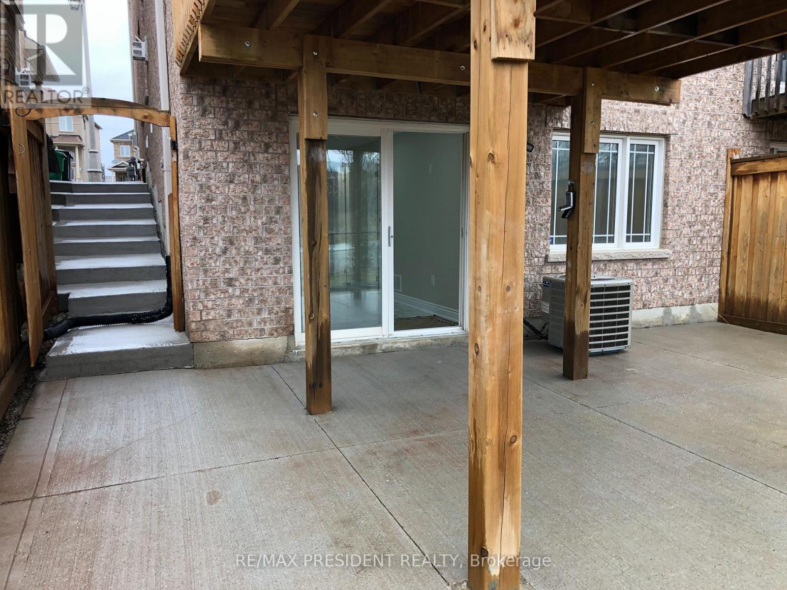 76 Saint Grace Court, Brampton (Bram East), Ontario  L6P 3B9 - Photo 10 - W13866096