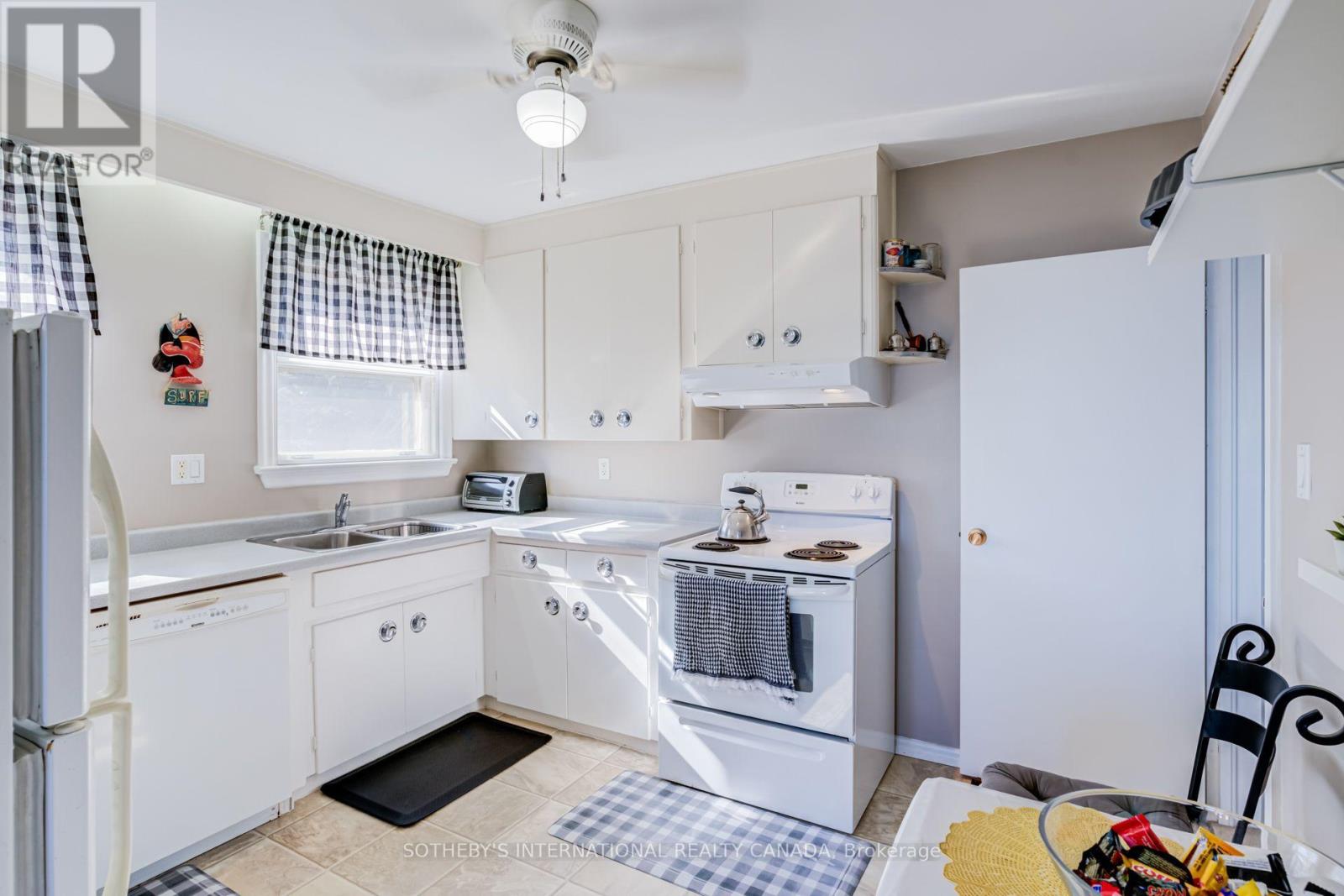 407 Lake Promenade, Toronto, Ontario  M8W 1C3 - Photo 14 - W13866124