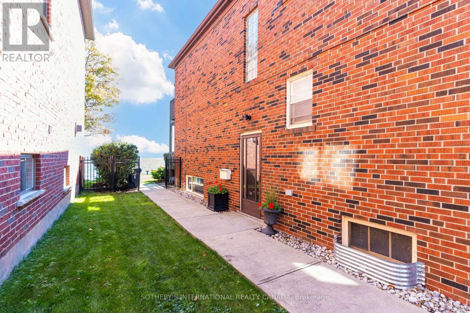 407 Lake Promenade, Toronto, Ontario  M8W 1C3 - Photo 5 - W13866124