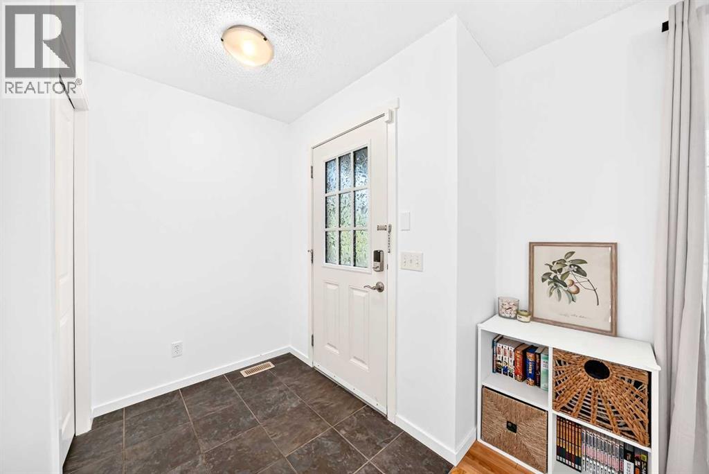 139 89 Street Sw, Calgary, Alberta  T3H 0M4 - Photo 4 - A2350411