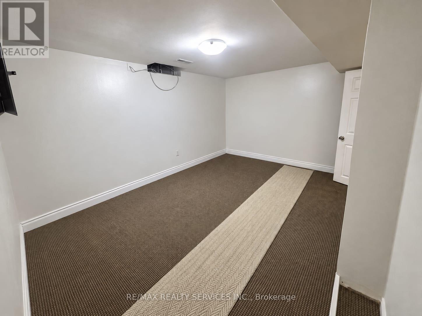 50 Banting Crescent, Brampton, Ontario  L6Y 2K9 - Photo 4 - W13866434