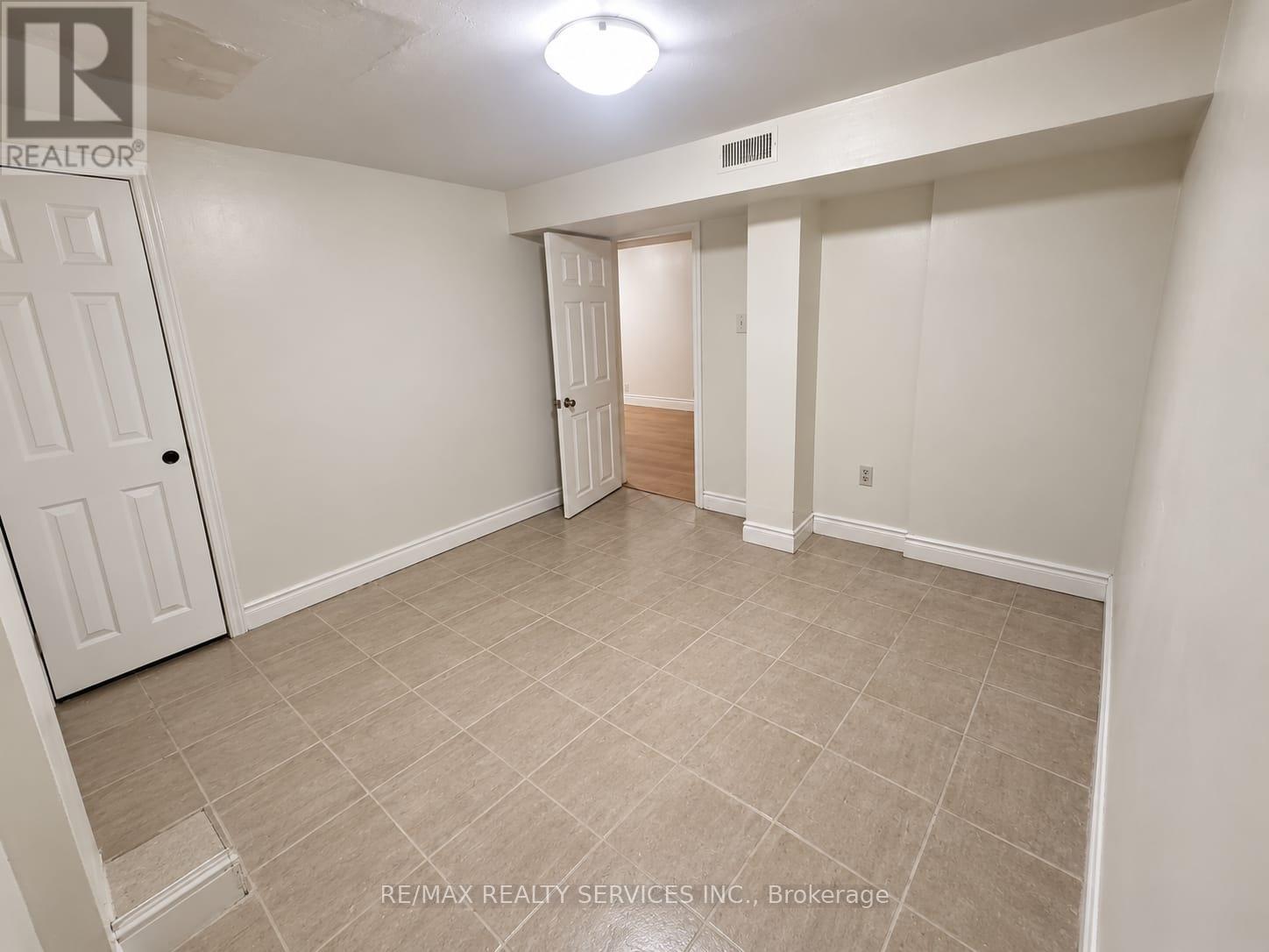 50 Banting Crescent, Brampton, Ontario  L6Y 2K9 - Photo 5 - W13866434