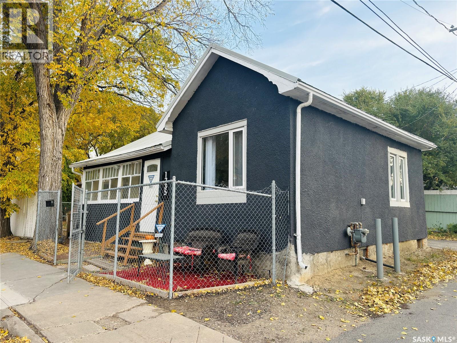 1235 12th Avenue, Regina, Saskatchewan  S4P 0L2 - Photo 2 - SK050307