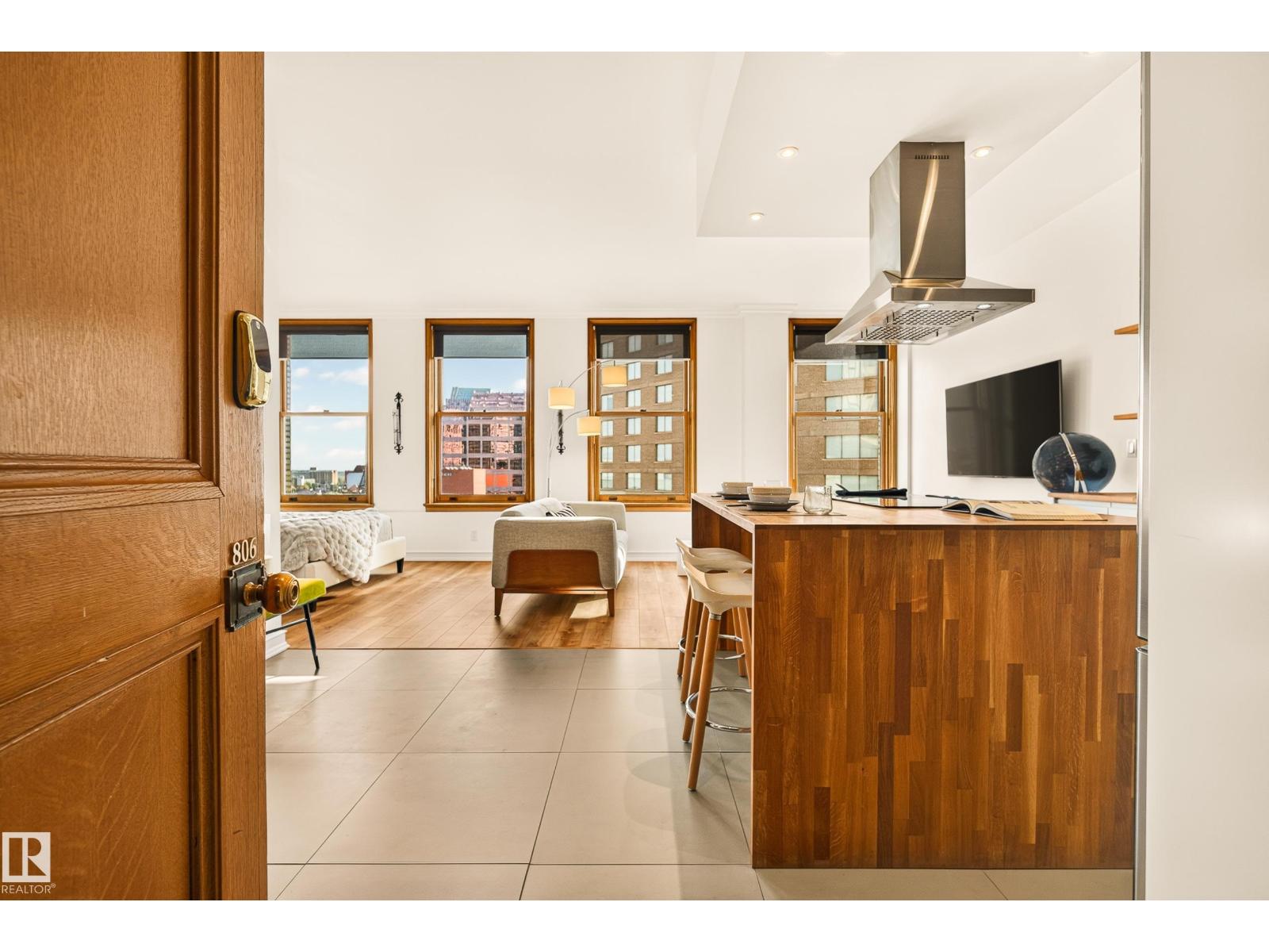 #806 10134 100 ST NW