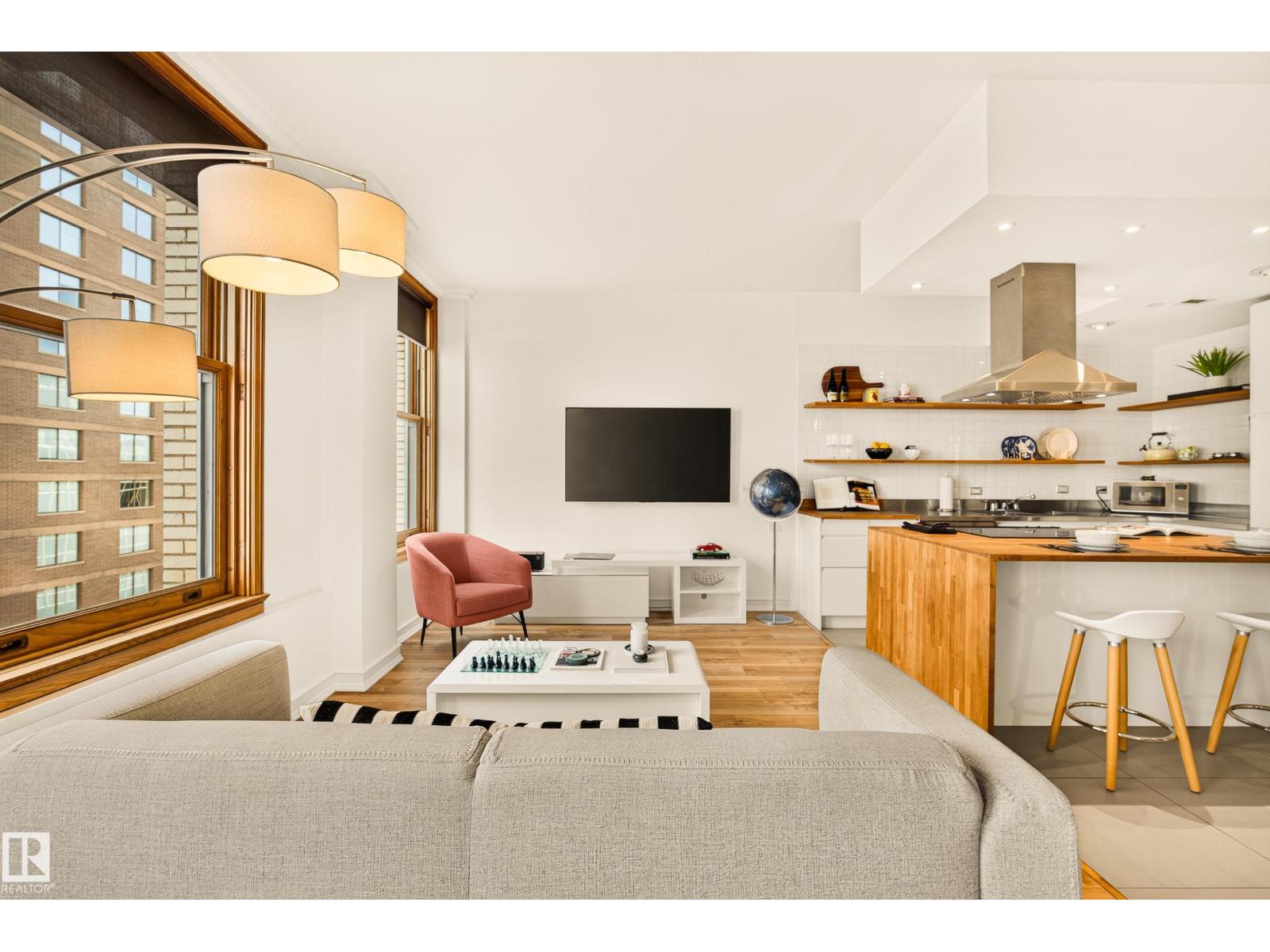 #806 10134 100 ST NW