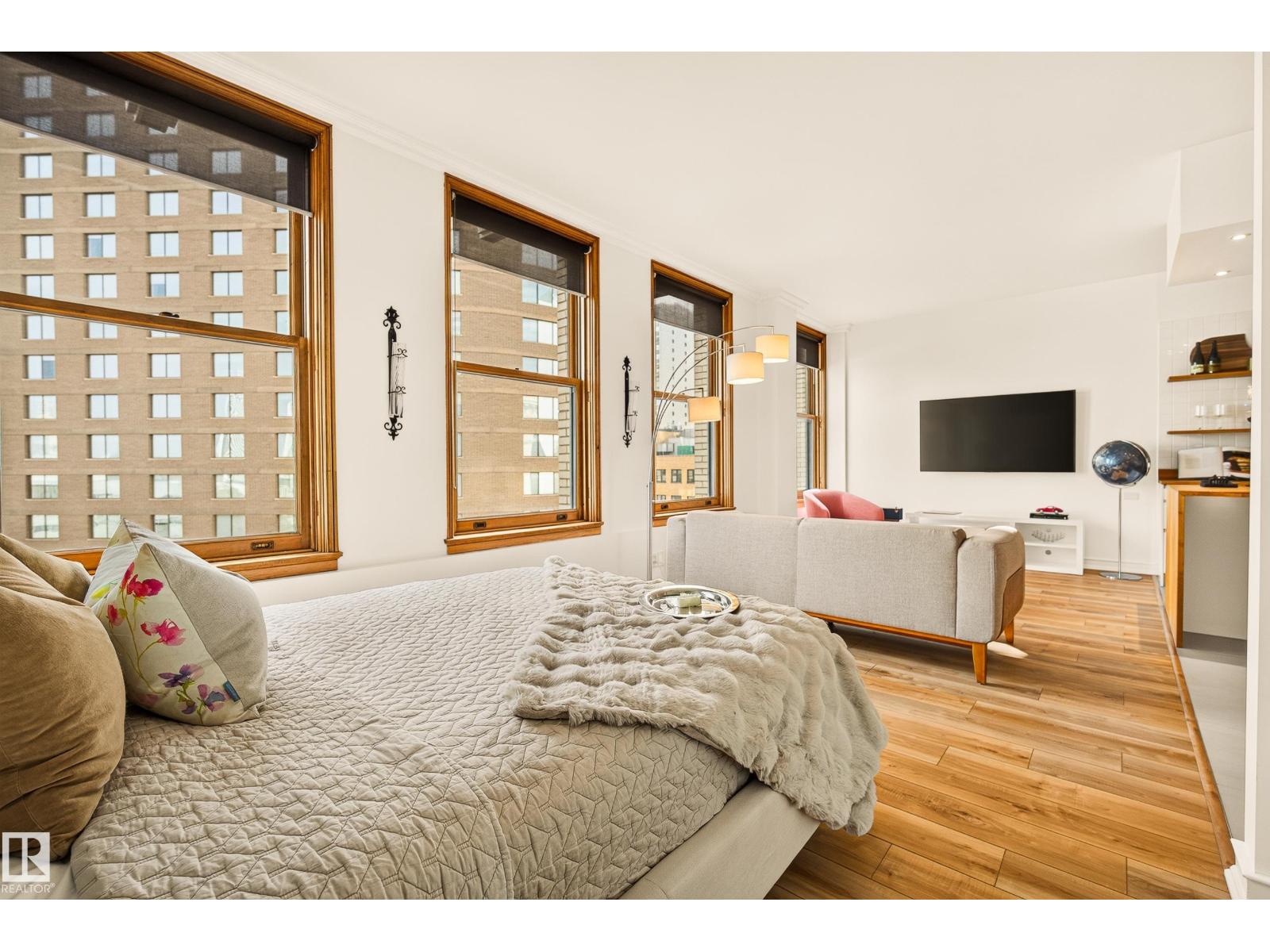 #806 10134 100 ST NW