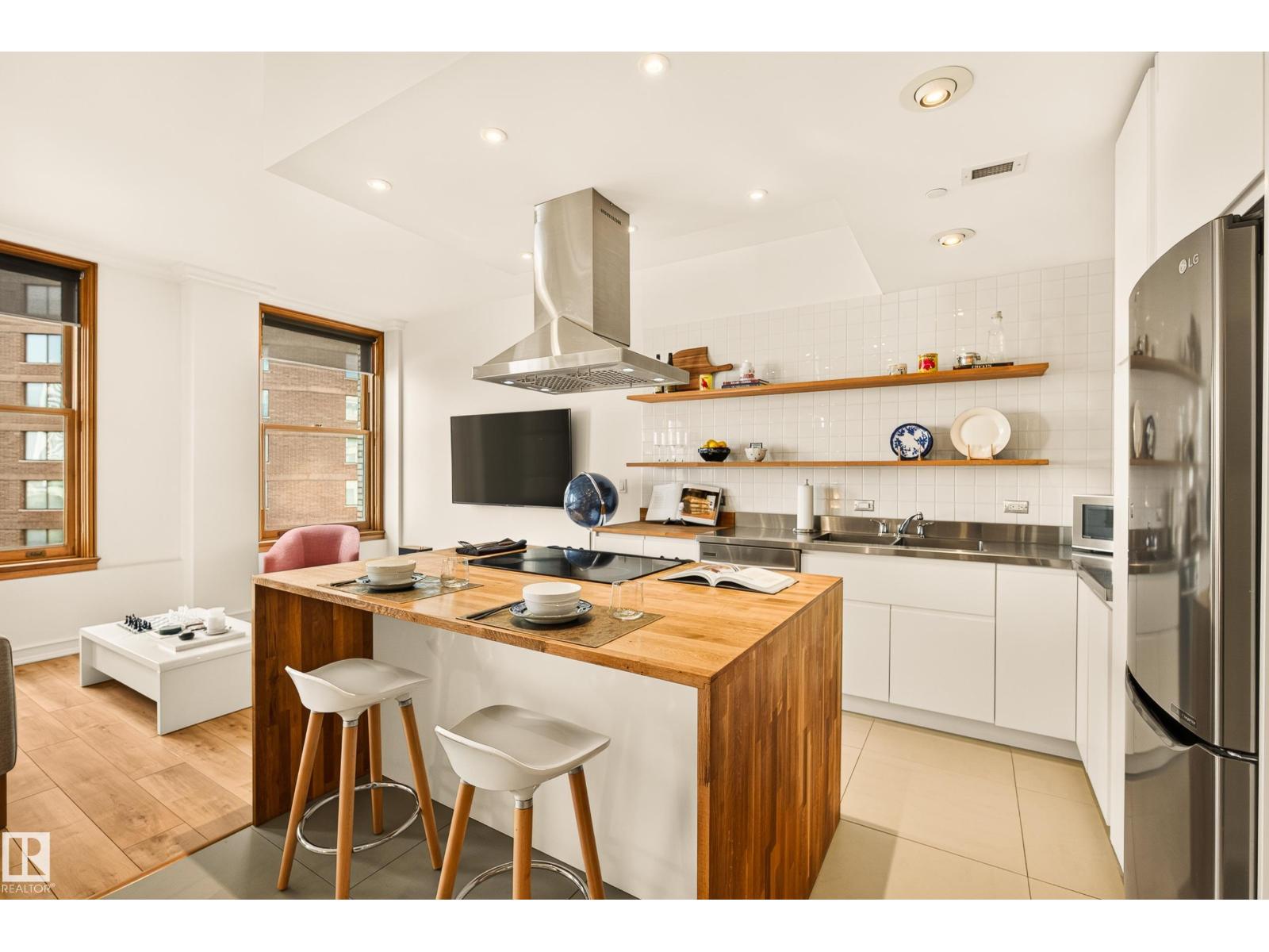 #806 10134 100 ST NW