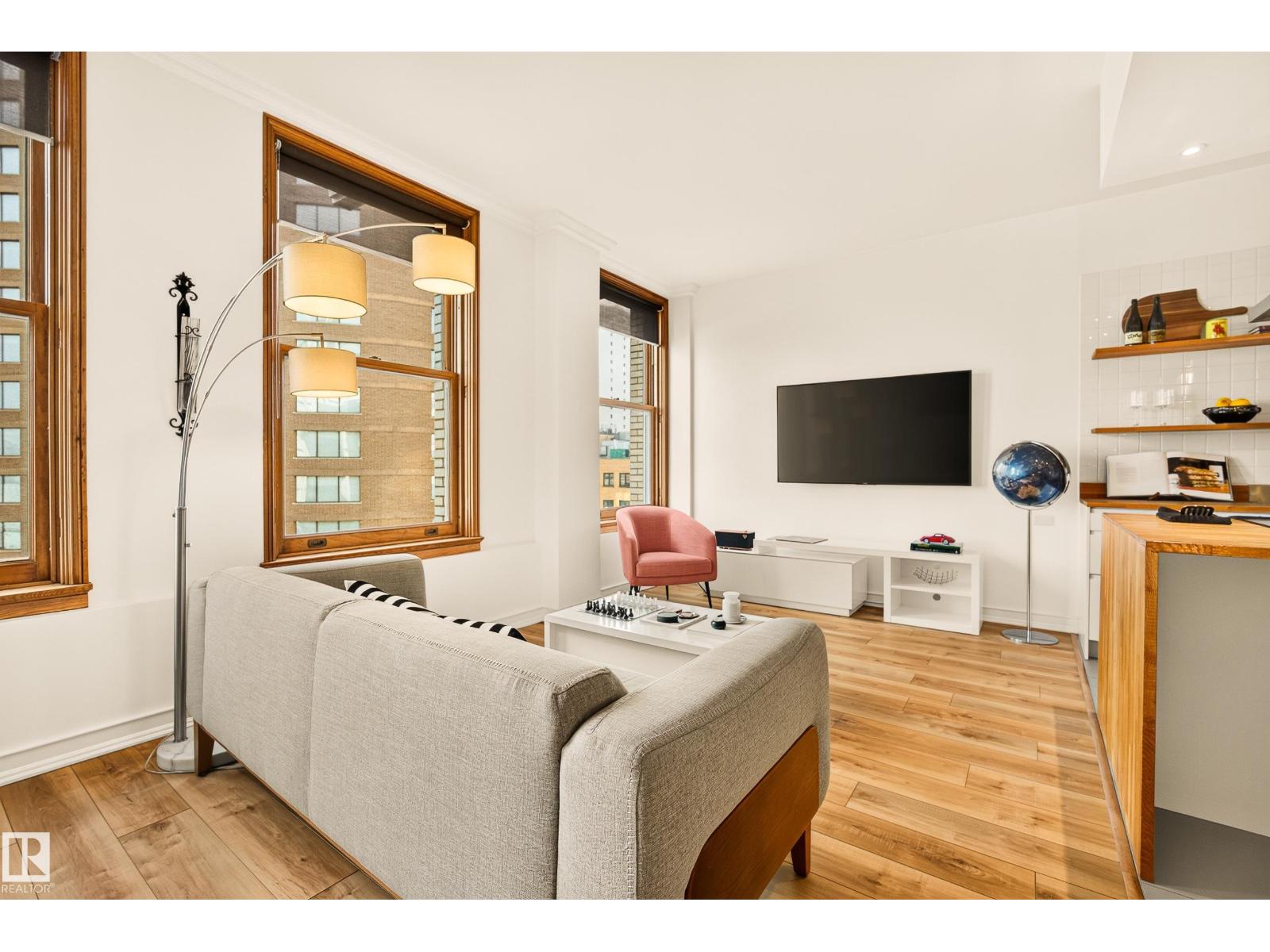 #806 10134 100 ST NW