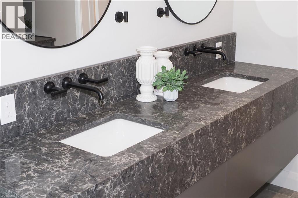 560 Werni Court, Waterloo, Ontario  N2V 2S7 - Photo 38 - 40867785