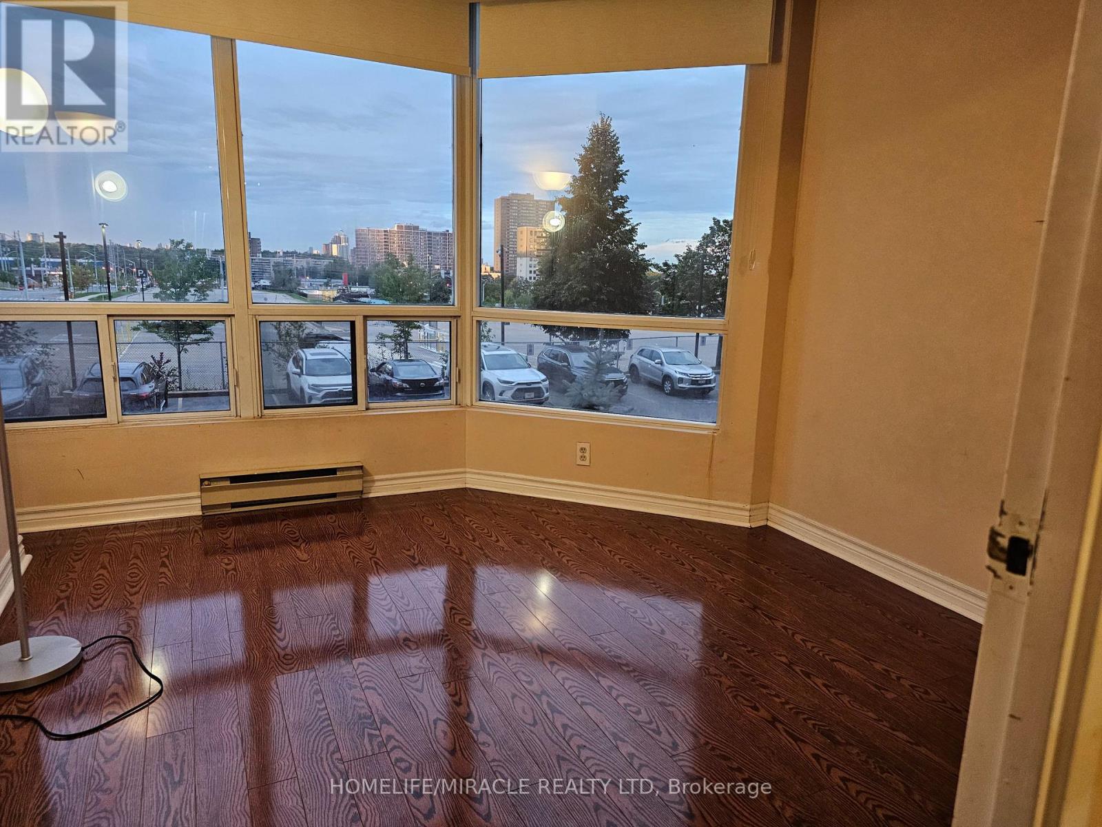 214 - 115 Hillcrest Avenue, Mississauga, Ontario  L5B 3Y9 - Photo 3 - W13866526