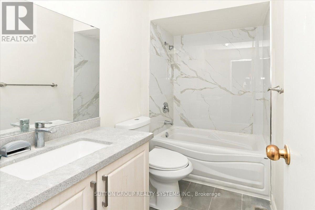 4118 Teakwood Drive, Mississauga, Ontario  L5C 3L6 - Photo 12 - W13866530