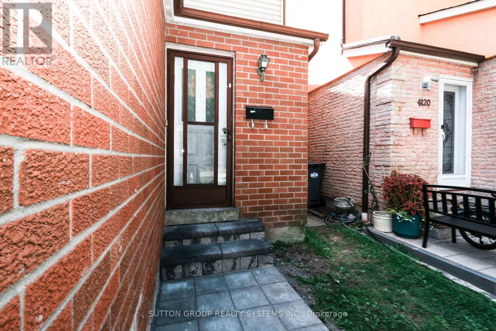 4118 Teakwood Drive, Mississauga, Ontario  L5C 3L6 - Photo 2 - W13866530