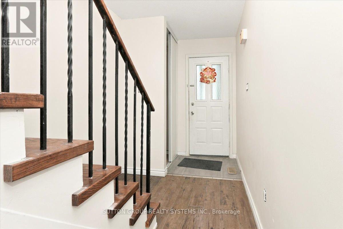 4118 Teakwood Drive, Mississauga, Ontario  L5C 3L6 - Photo 3 - W13866530