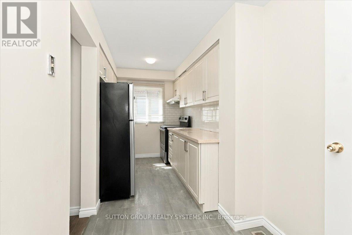 4118 Teakwood Drive, Mississauga, Ontario  L5C 3L6 - Photo 4 - W13866530