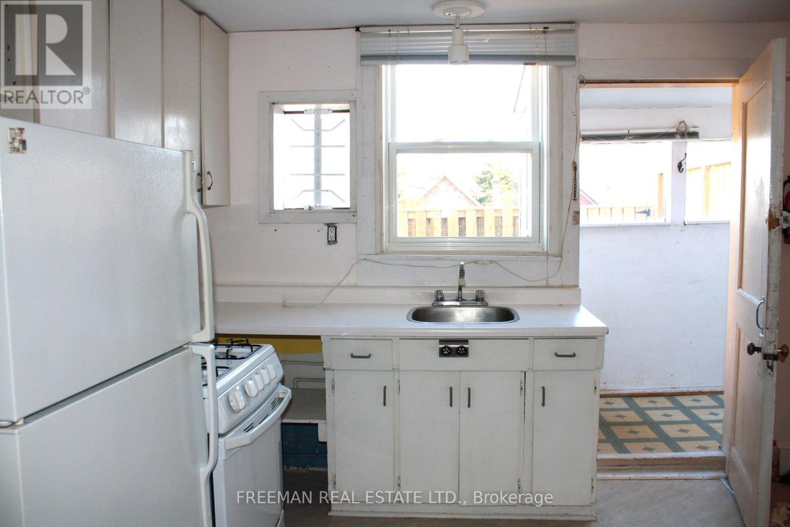 203 Fairview Avenue, Toronto, Ontario  M6P 3A6 - Photo 14 - W13866628